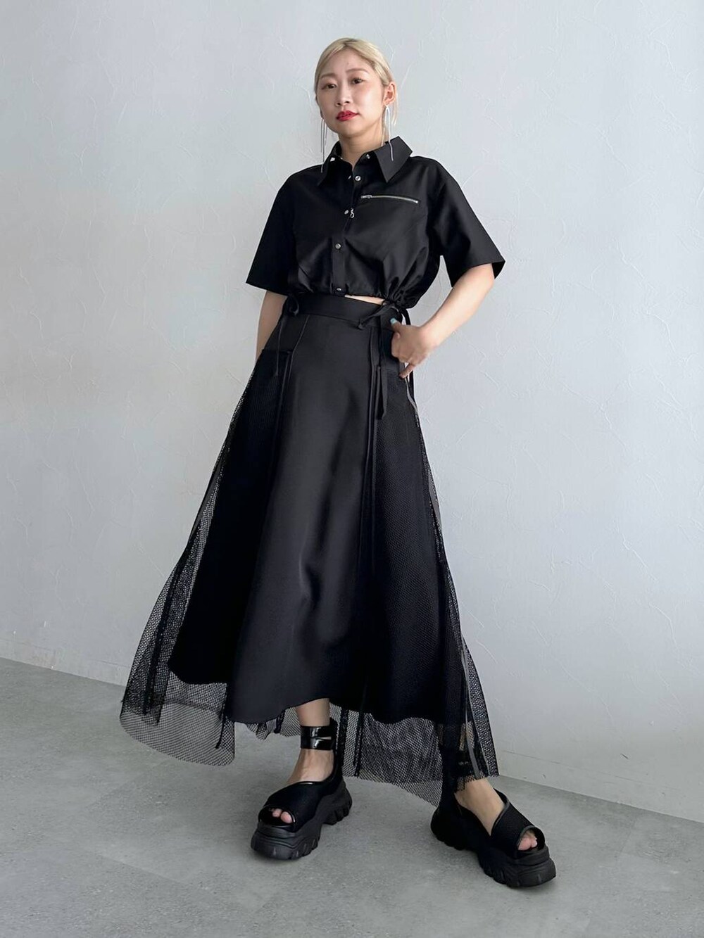 ブラック系のシャツ/ブラウス、ブラック系のスカート、ブラック系のサンダルを着用したレディースの夏コーディネートの7枚目の写真