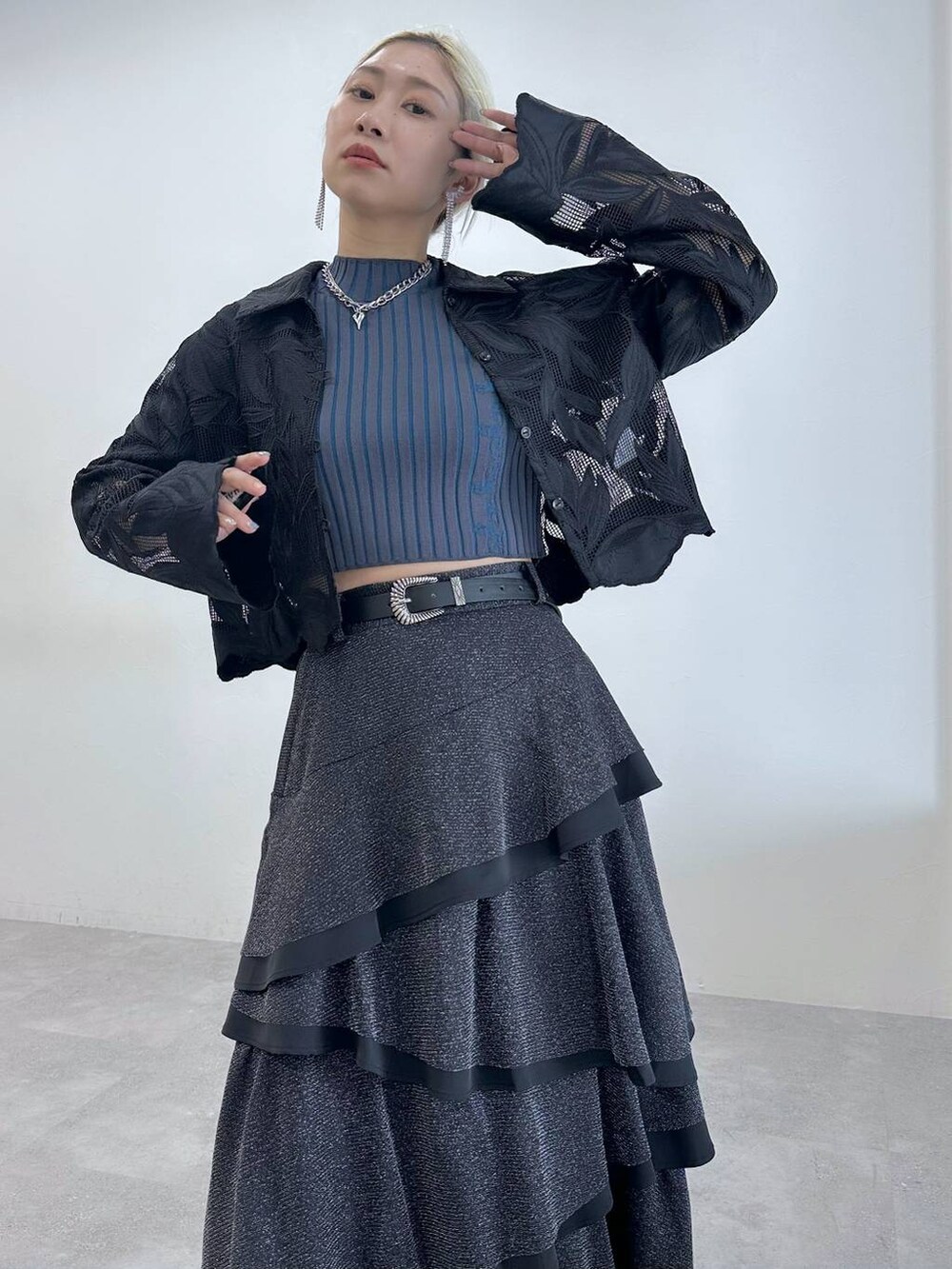 「体型カバー、着痩せ・細見え、モード、結婚式2次会、休日コーデ、デート/ロマンティック、秋コーデ、女子会、個性派、モテ、きれいめ、カラーコーデ_HARE、HARE、ロングスカート、ニット」｜「HAREのビジューフリンジイヤリング(HARE)（イヤリング、シルバー系）」を使った、hare_usamiさん（骨格ウェーブ・レディース・158cm）の春コーディネートの3枚目の写真