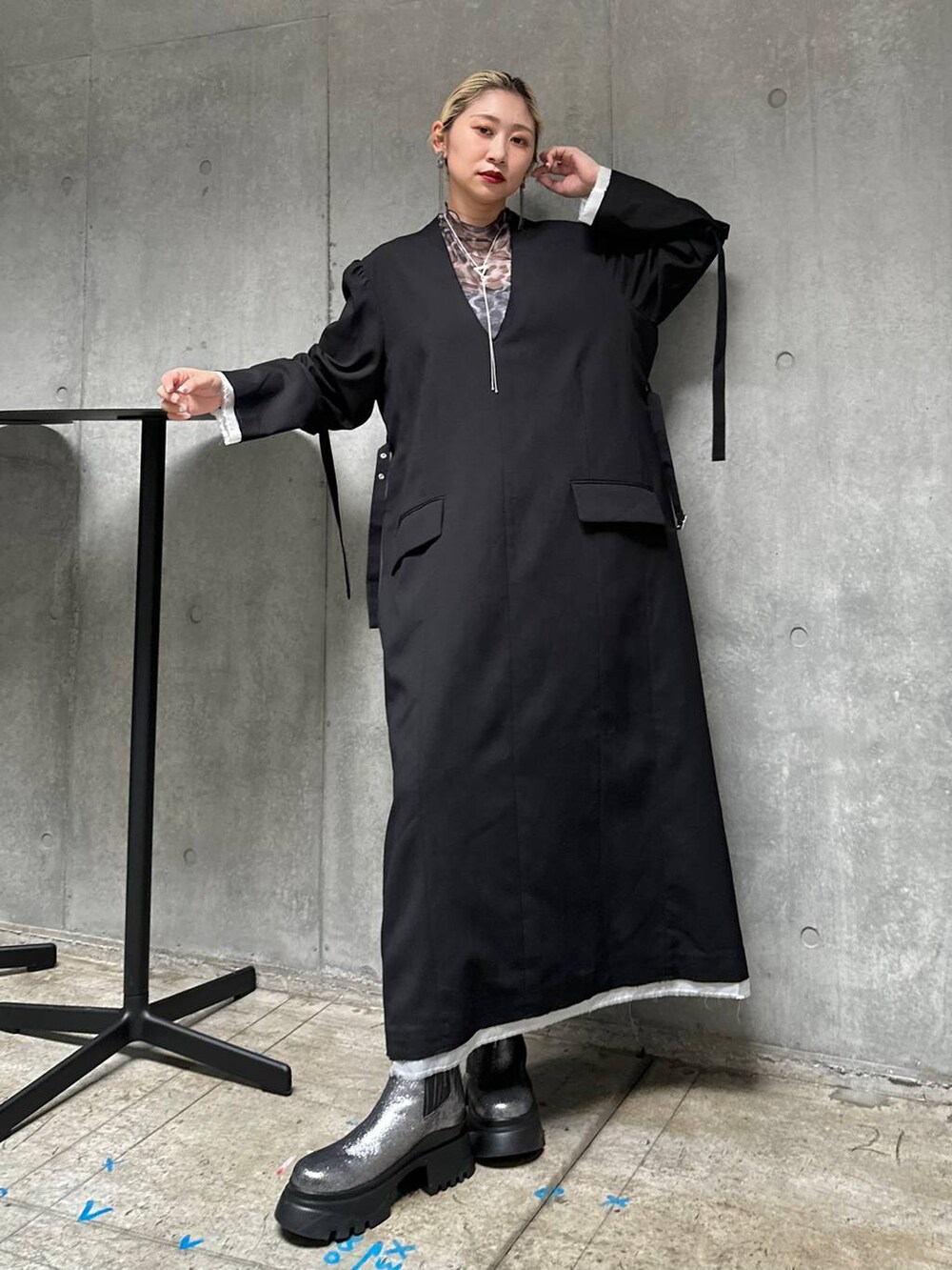 「体型カバー、着痩せ・細見え、モード、結婚式2次会、休日コーデ、デート/ロマンティック、秋コーデ、女子会、個性派、モテ、きれいめ、カラーコーデ_HARE、HARE、ワンピース、ブーツ」｜「HAREの2WAYアソートシアートップス(HARE)（Tシャツ/カットソー、グレー系）」を使った、hare_usamiさん（骨格ウェーブ・レディース・158cm）の秋コーディネートの4枚目の写真