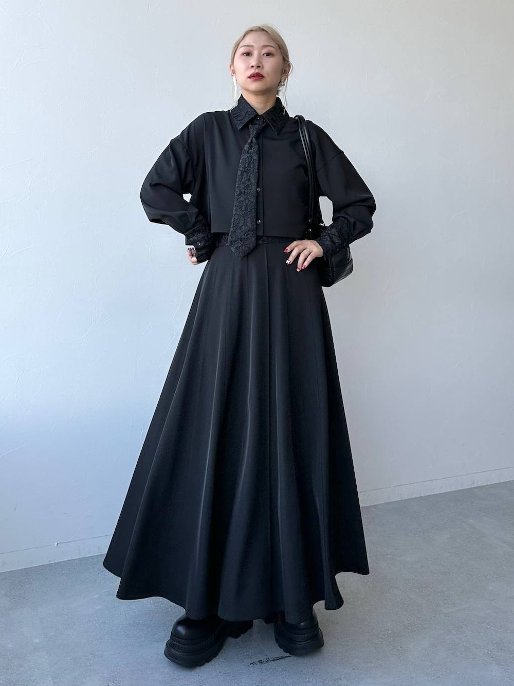 「体型カバー、着痩せ・細見え、モード、結婚式2次会、休日コーデ、デート/ロマンティック、秋コーデ、女子会、個性派、モテ、きれいめ、カラーコーデ_HARE、HARE、セットアップ、シャツ」｜「HAREのバイカーデザインブーツ(HARE)（ブーツ、ブラック系）」を使った、hare_usamiさん（レディース・158cm）の冬コーディネートの8枚目の写真