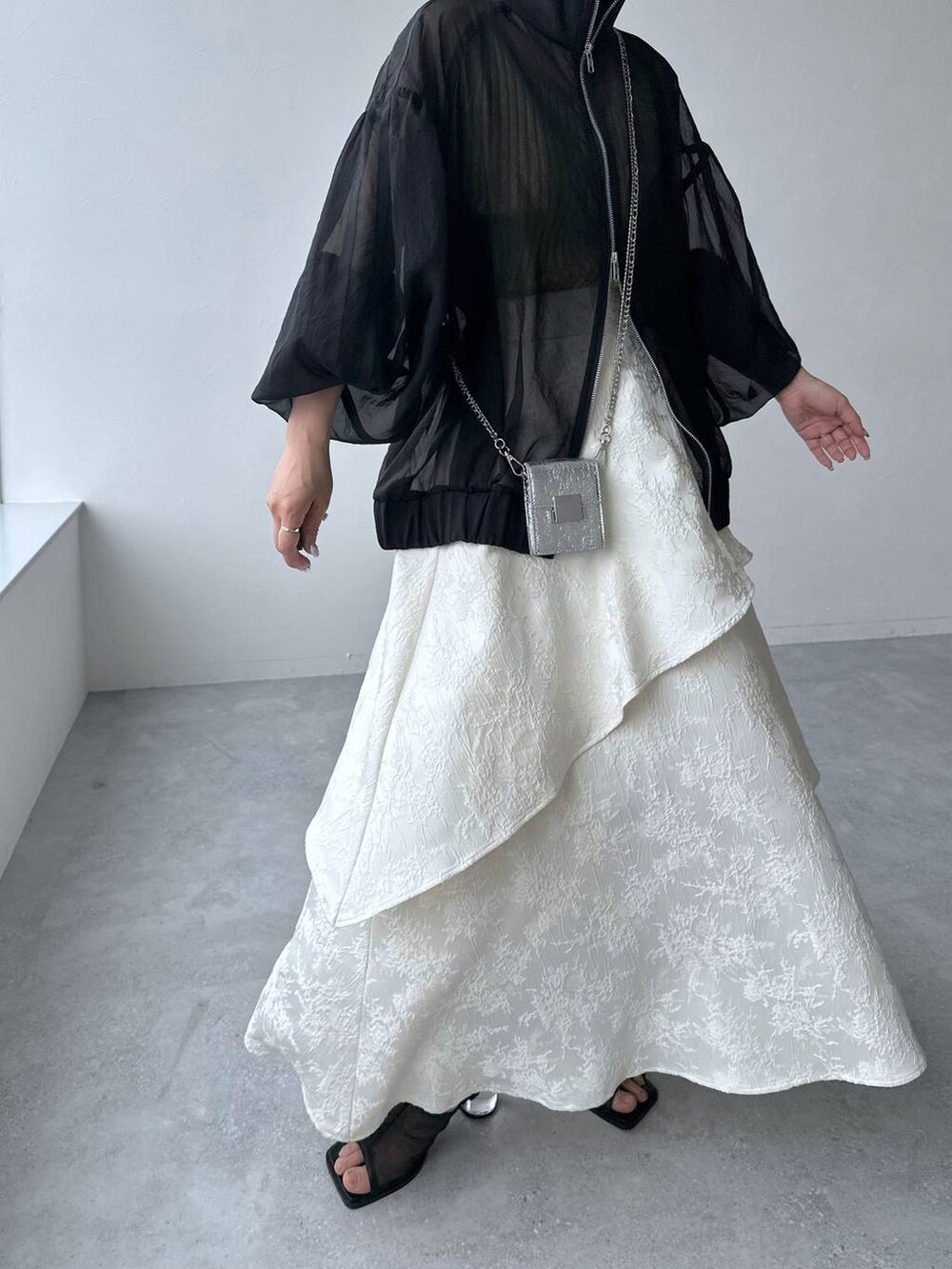 ブラック系のサンダル、イエロー系のタンクトップ、シルバー系のショルダーバッグを着用したレディースの夏コーディネートの5枚目の写真