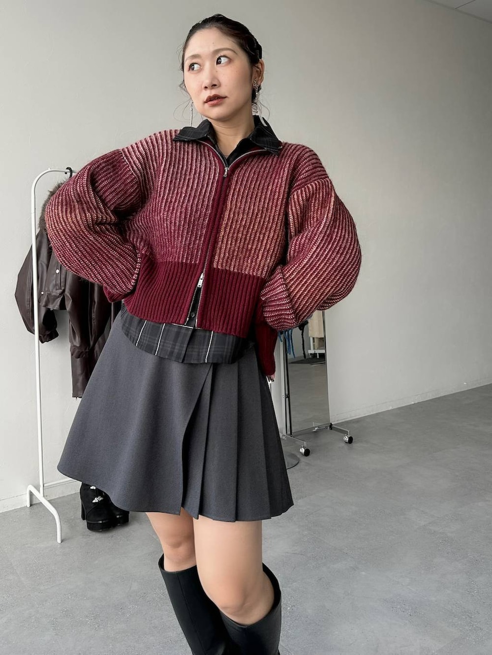 グレー系のその他パンツ、ブラック系のシャツ/ブラウス、ブラック系のブーツを着用したレディースの秋コーディネートの3枚目の写真