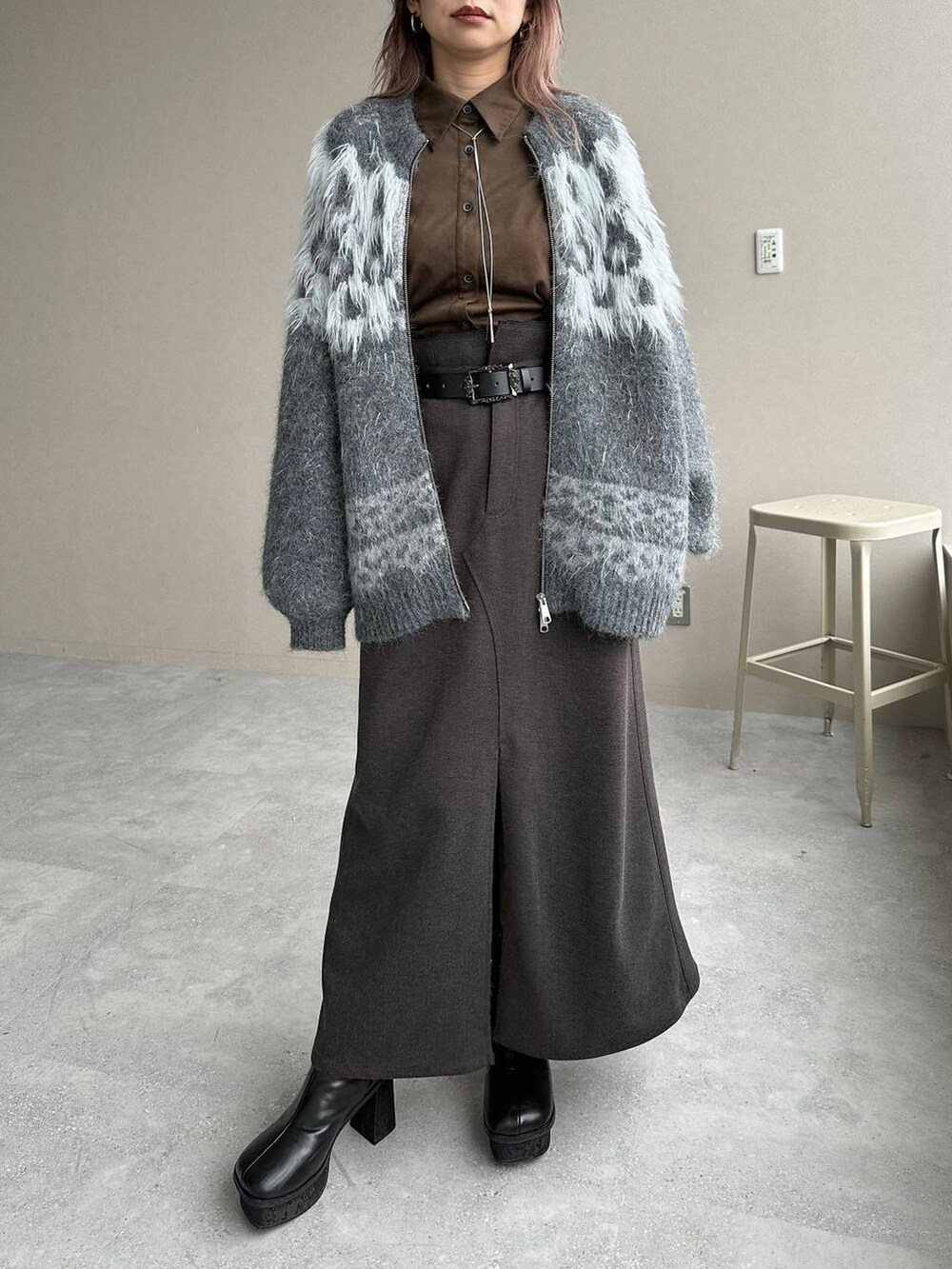 ブラック系のブーツ、ブラウン系のシャツ/ブラウス、グレー系のカーディガン/ボレロを着用したレディースの秋コーディネートの5枚目の写真