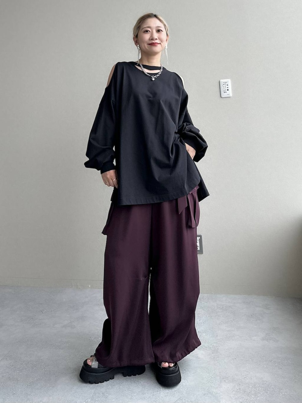 「デート/ロマンティック、モテ、カラーコーデ_HARE、HARE、きれいめ、着痩せ・細見え、モード、結婚式2次会、休日コーデ、夏コーデ、女子会、個性派、ロンT、ワイドパンツ」｜「HAREのデザインレースアップブーサン(HARE)（サンダル、シルバー系）」を使った、hare_usamiさん（レディース・158cm）の夏コーディネートの7枚目の写真