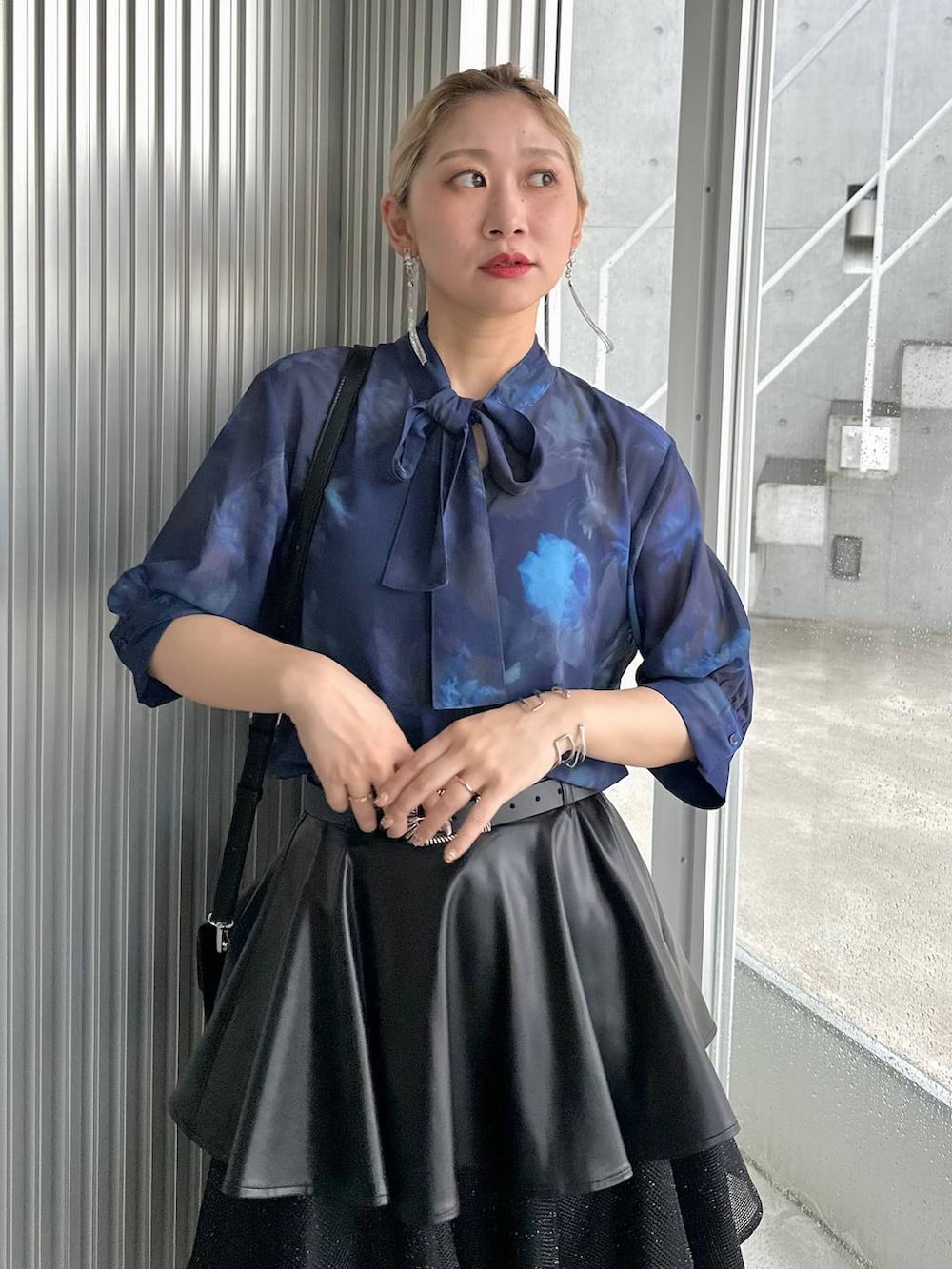 「きれいめ、着痩せ・細見え、モード、結婚式2次会、休日コーデ、デート/ロマンティック、夏コーデ、女子会、個性派、モテ、カラーコーデ_HARE、HARE、ブラウス、ロングスカート」｜「HAREのメタルボリュームヒールスポーツチャンキーサンダル(HARE)（サンダル、グレー系）」を使った、hare_usamiさん（レディース・158cm）の夏コーディネートの4枚目の写真