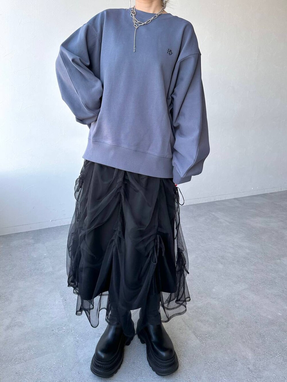 「体型カバー、着痩せ・細見え、モード、結婚式2次会、休日コーデ、デート/ロマンティック、秋コーデ、女子会、個性派、モテ、きれいめ、カラーコーデ_HARE、HARE、スウェット、スカート」｜「HAREの【WEB限定】HAREロゴビッグドルマンスウェット(HARE)（スウェット、パープル系）」を使った、hare_usamiさん（レディース・158cm）の冬コーディネートの5枚目の写真