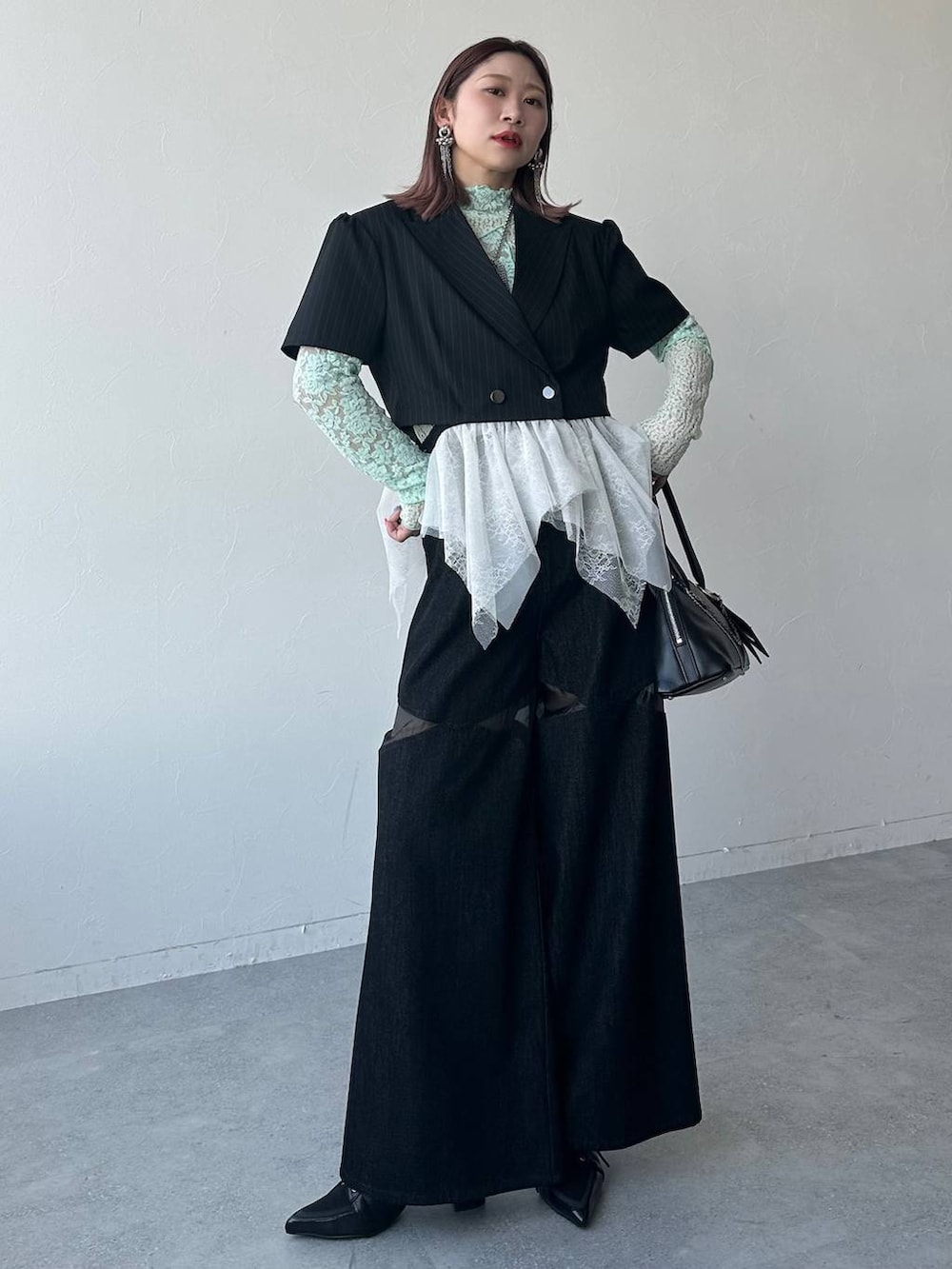 ブラック系のサンダル、ブラック系のデニムパンツ、グリーン系のTシャツ/カットソーを着用したレディースの春コーディネートの8枚目の写真