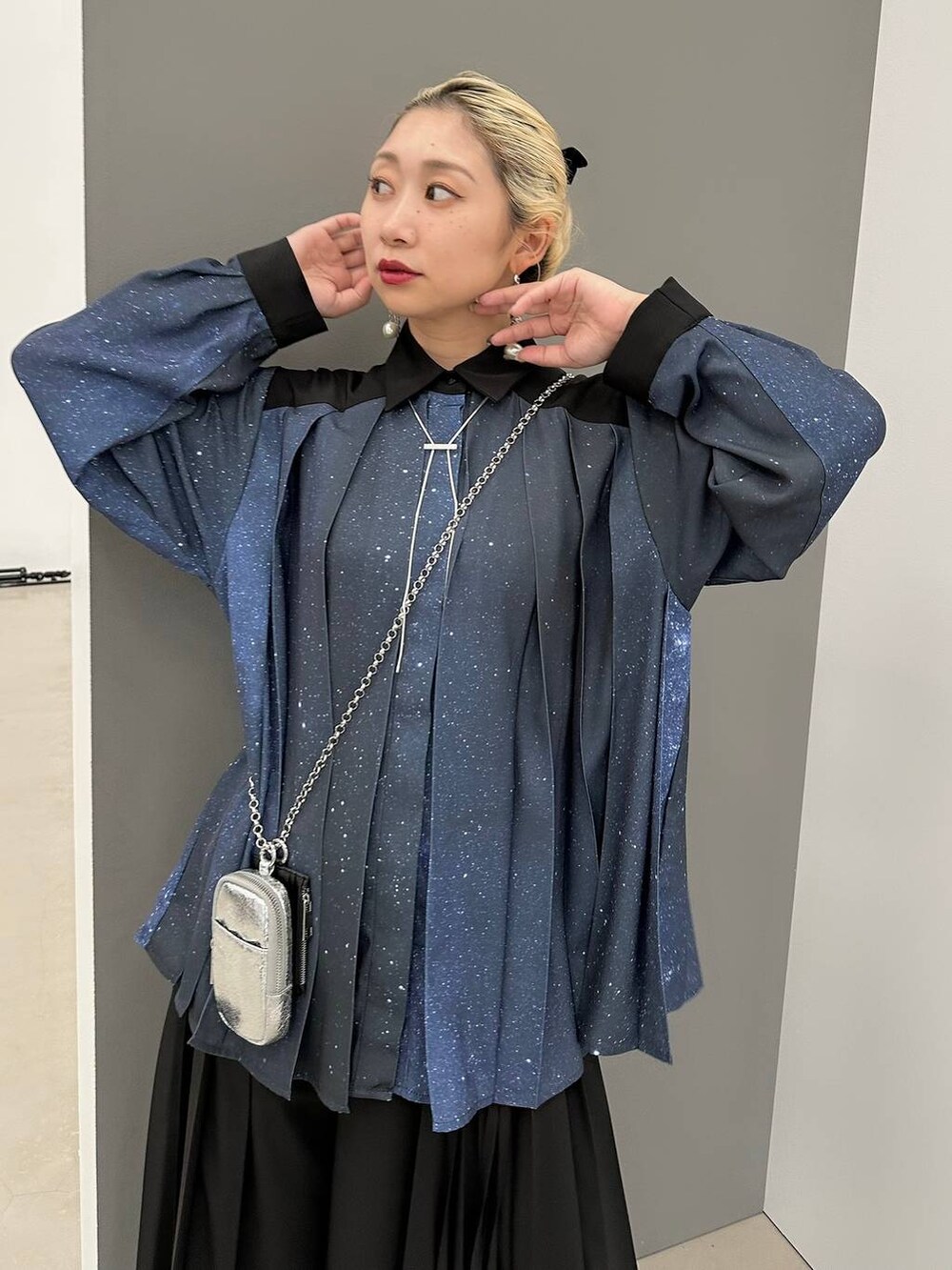 「体型カバー、着痩せ・細見え、モード、結婚式2次会、休日コーデ、デート/ロマンティック、秋コーデ、女子会、個性派、モテ、きれいめ、カラーコーデ_HARE、HARE、シャツ、シャツスタイル」｜「HAREのメタルヒールストレッチブーツ(HARE)（ブーツ、シルバー系）」を使った、hare_usamiさん（レディース・158cm）の秋コーディネートの4枚目の写真