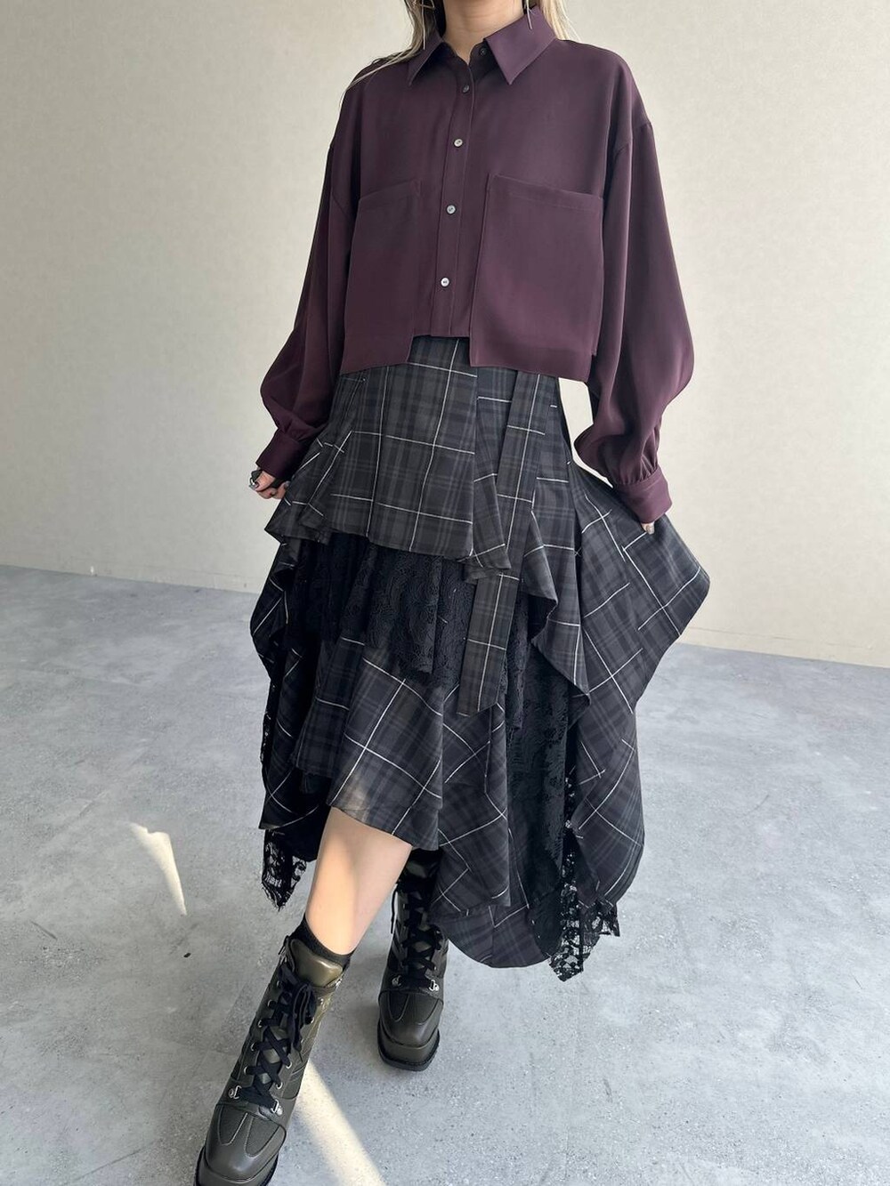 レッド系のシャツ/ブラウス、シルバー系のピアス（両耳用）を着用したレディースの夏コーディネートの4枚目の写真