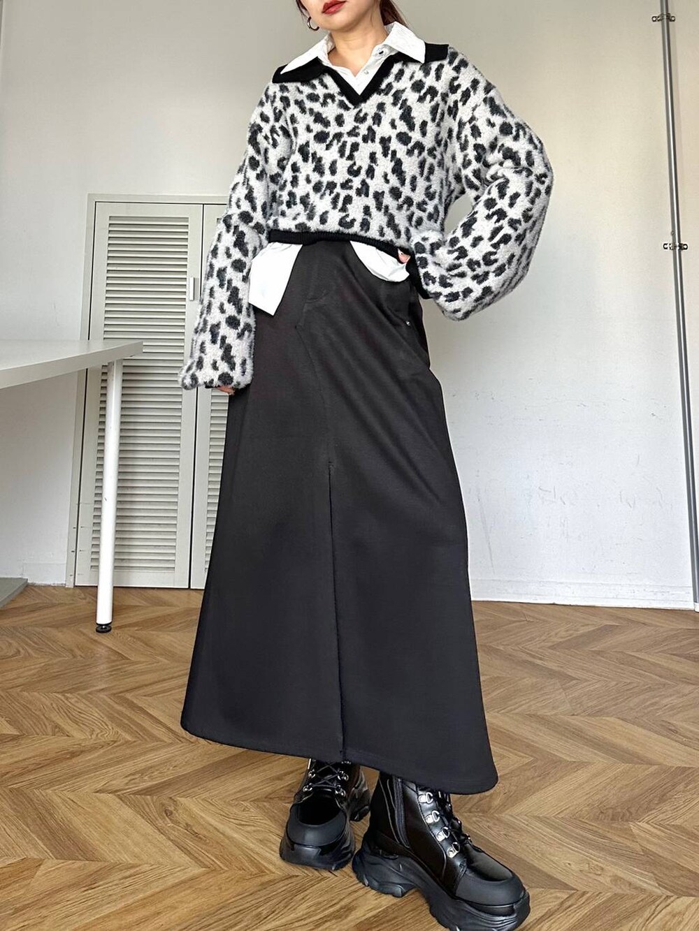 ブラック系のブーツ、ホワイト系のシャツ/ブラウス、ブラック系のスカートを着用したレディースの秋コーディネートの6枚目の写真