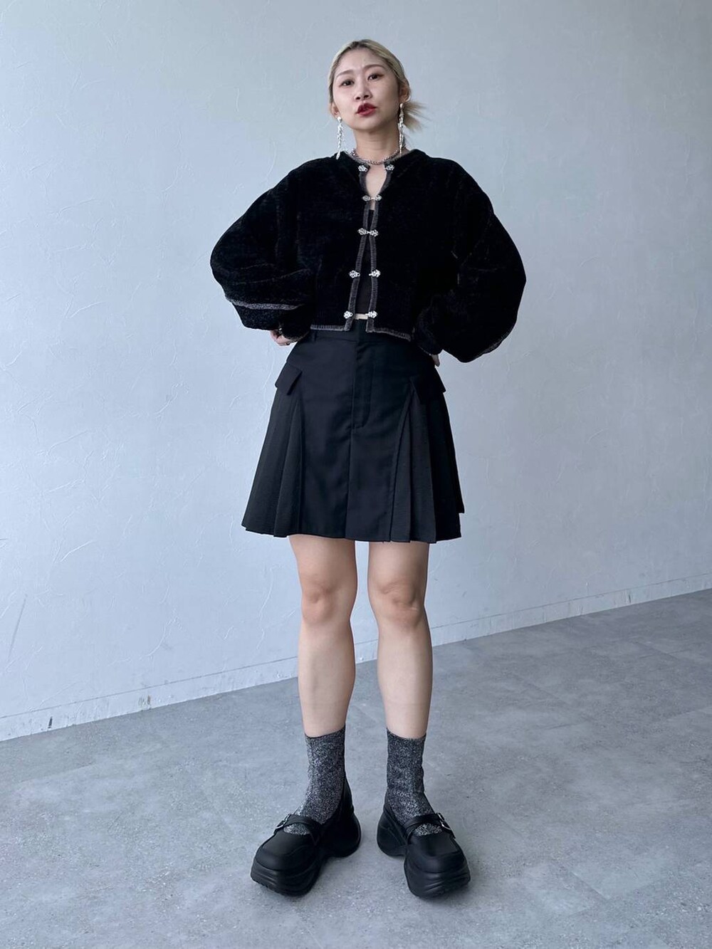 シルバー系のブーツ、ブラック系のその他パンツ、ブラック系のカーディガン/ボレロを着用したレディースの夏コーディネートの7枚目の写真