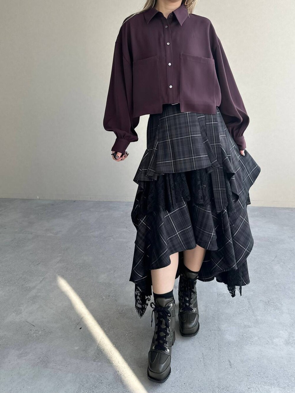 レッド系のシャツ/ブラウス、シルバー系のピアス（両耳用）を着用したレディースの夏コーディネートの5枚目の写真