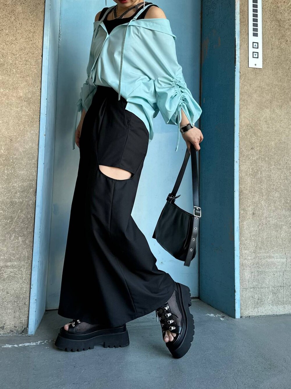 ブラック系のサンダル、ブルー系のシャツ/ブラウス、ブラック系のブレスレットを着用したレディースの春コーディネートの7枚目の写真