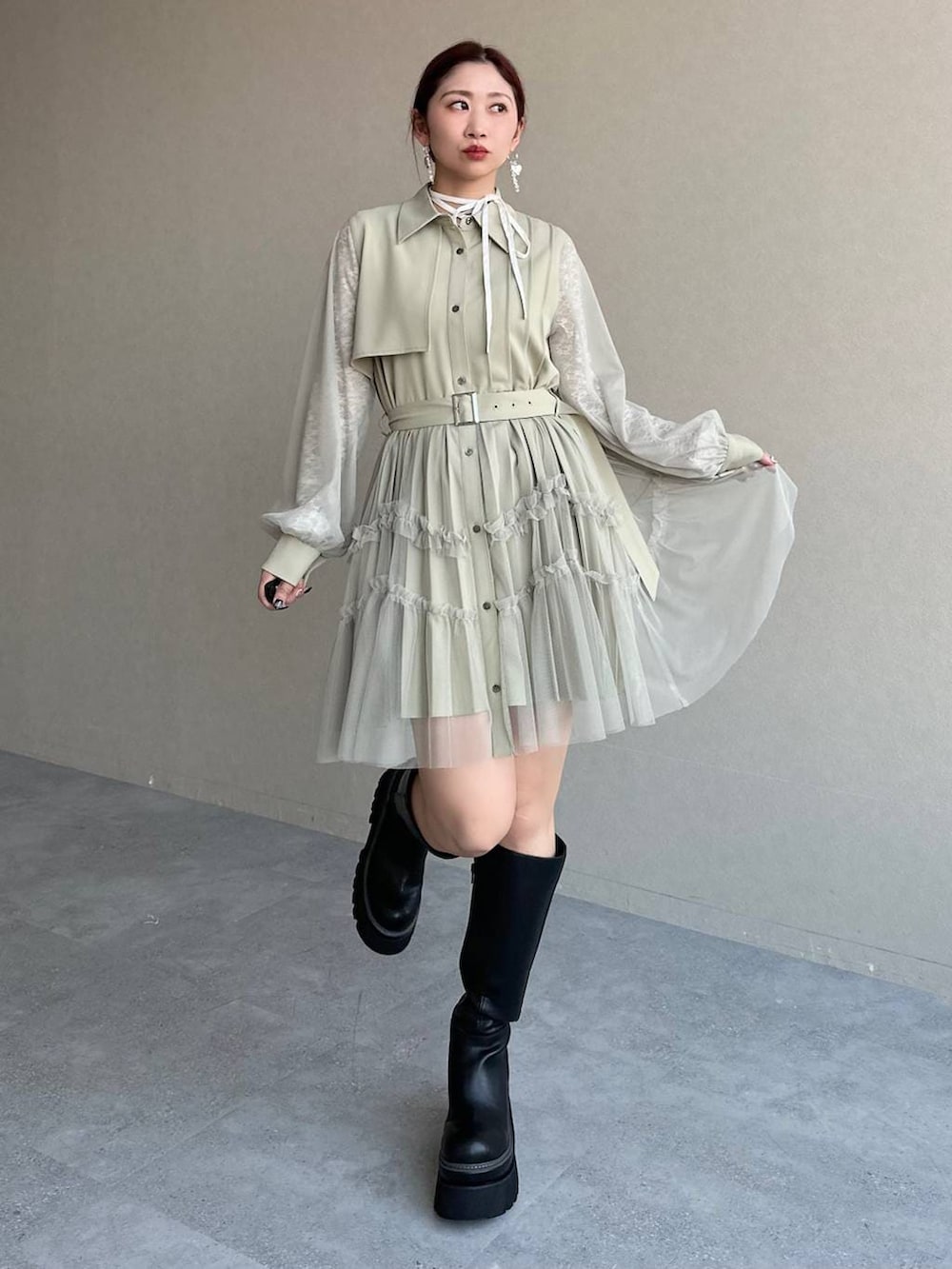 ブラック系のブーツ、ホワイト系のTシャツ/カットソー、イエロー系のワンピースを着用したレディースの冬コーディネートの7枚目の写真