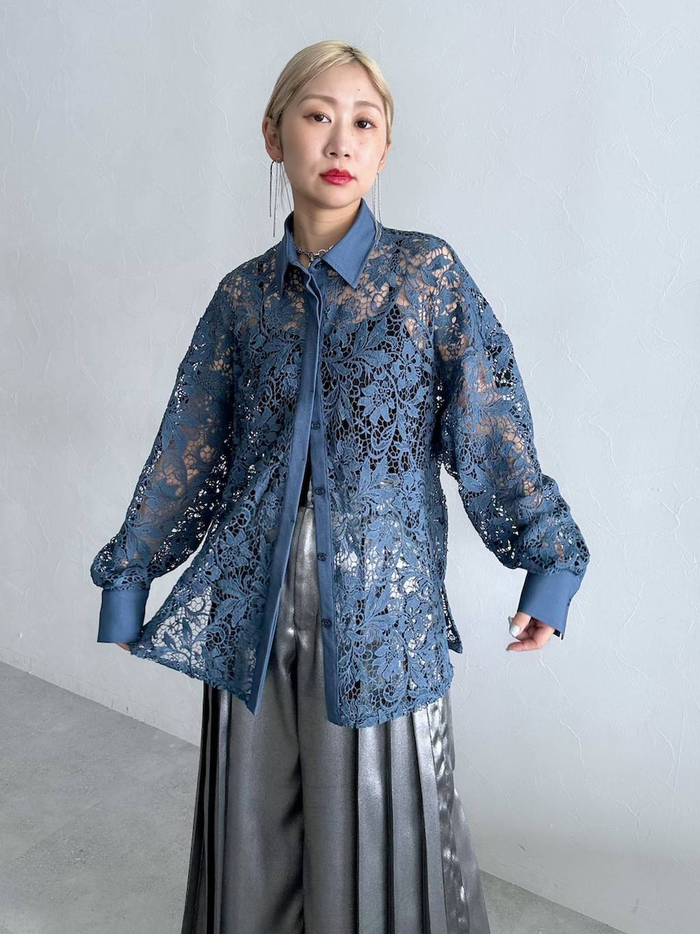 シルバー系のサンダル、シルバー系のその他パンツ、ブルー系のシャツ/ブラウスを着用したレディースの夏コーディネートの4枚目の写真