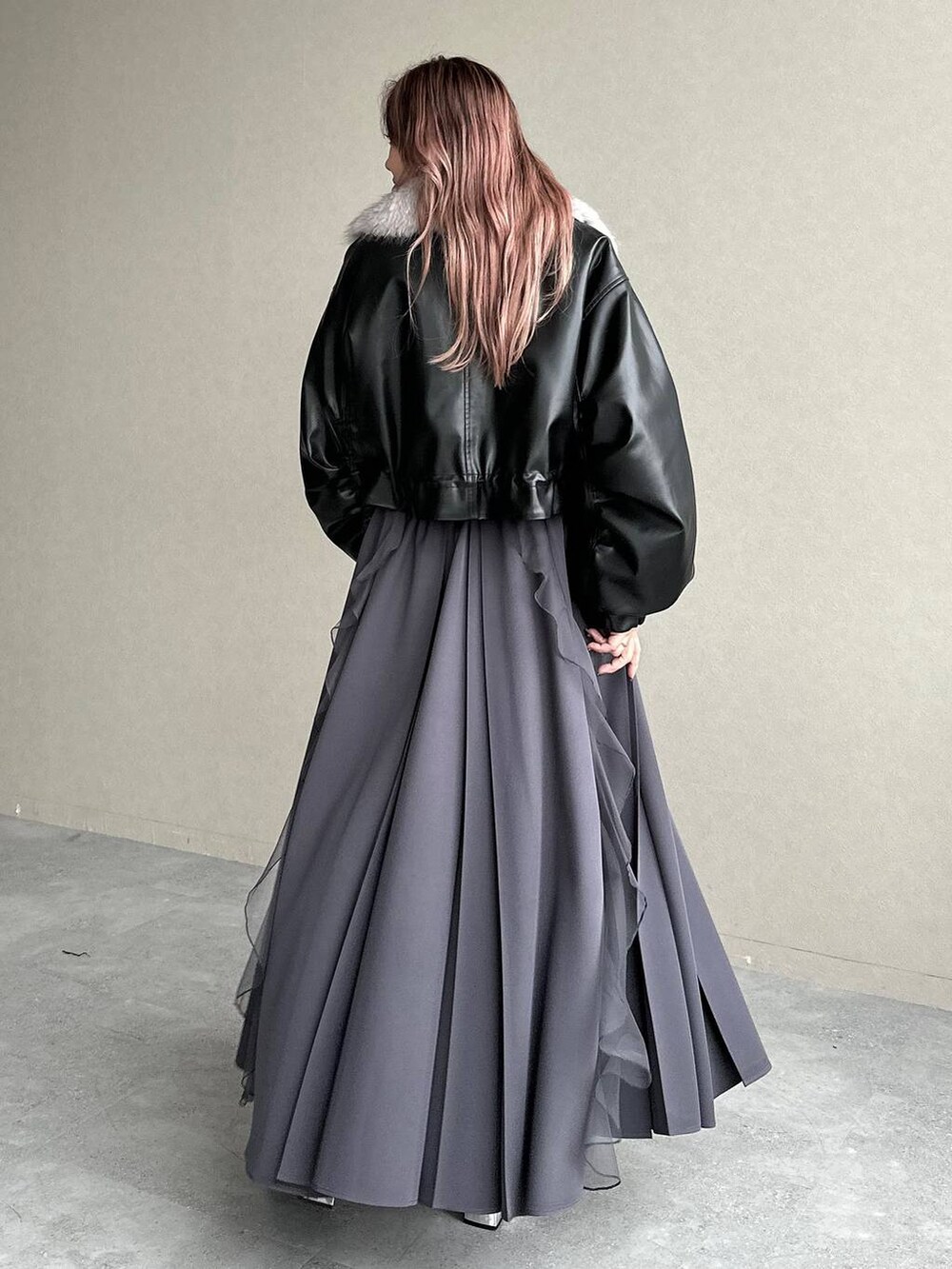 シルバー系のブーツ、ブラック系のニット/セーター、ブラック系のベルトを着用したレディースの秋コーディネートの2枚目の写真