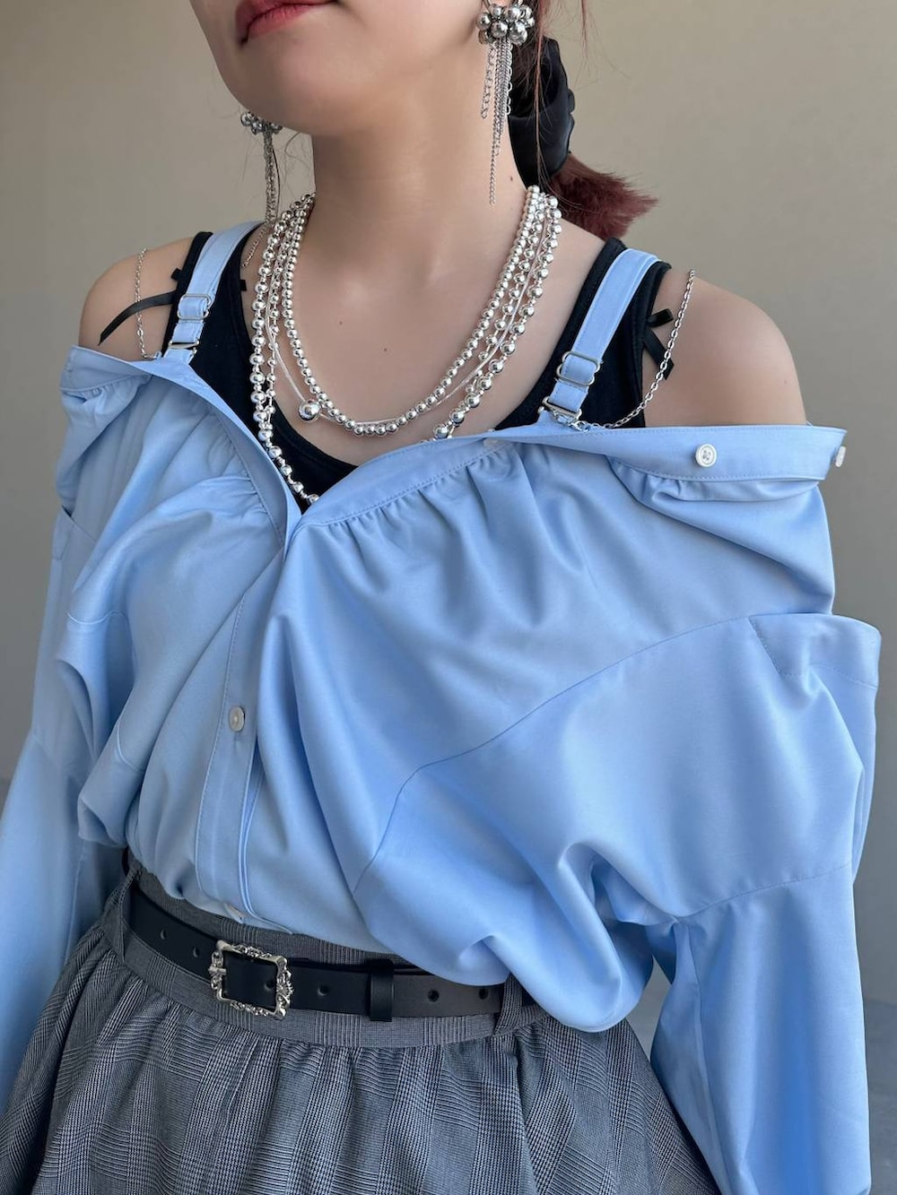 シルバー系のブーツ、ブルー系のシャツ/ブラウス、シルバー系のイヤリングを着用したレディースの冬コーディネートの4枚目の写真