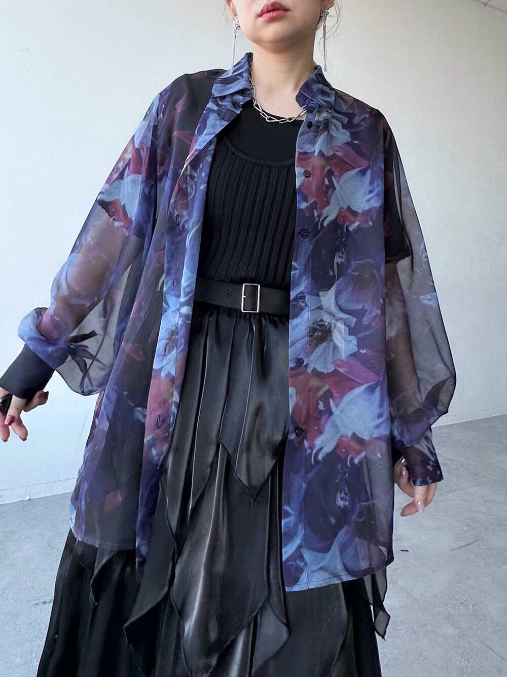 ブラック系のサンダル、ブラック系のニット/セーター、パープル系のシャツ/ブラウスを着用したレディースの春コーディネートの4枚目の写真