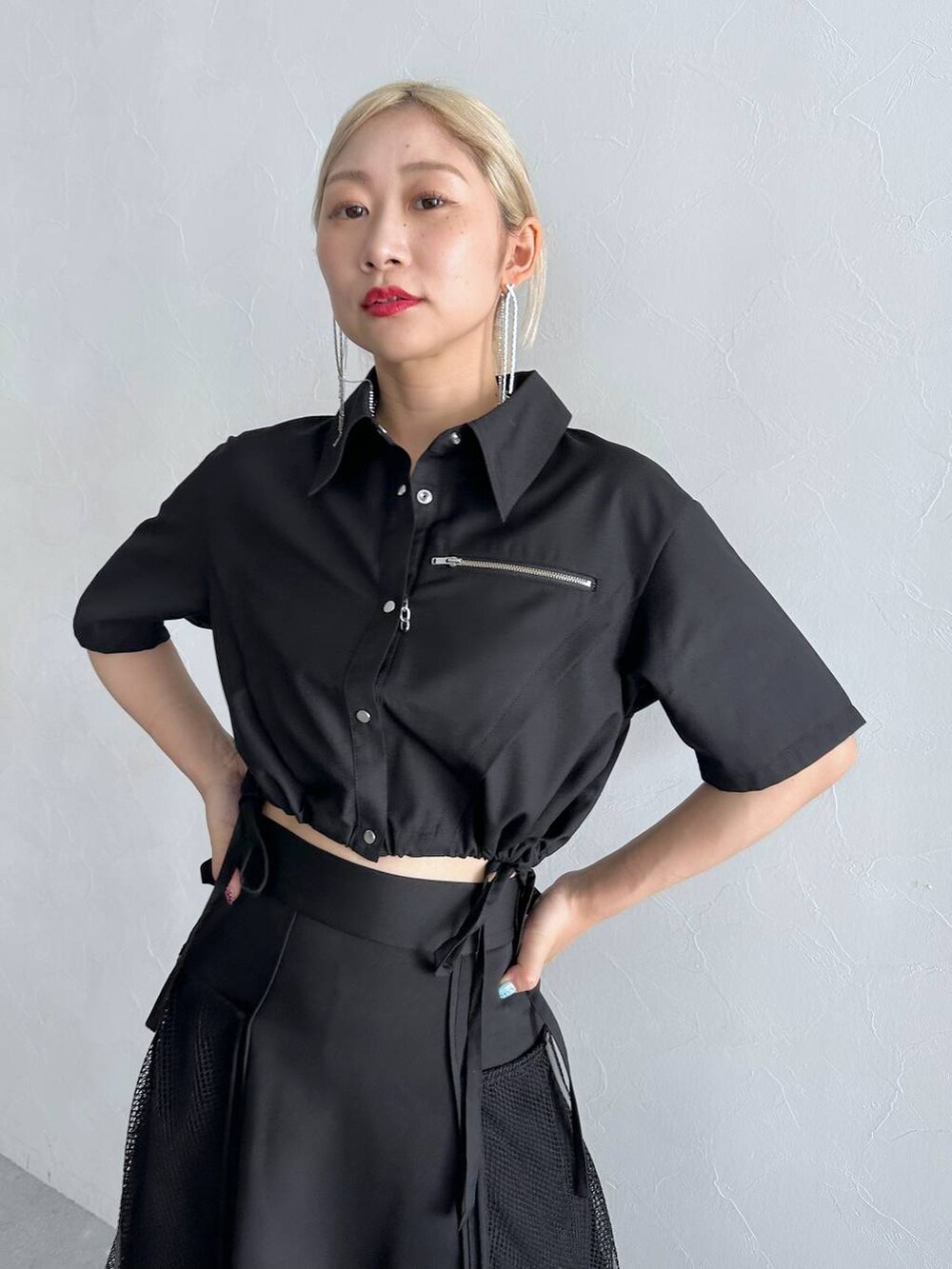 ブラック系のシャツ/ブラウス、ブラック系のスカート、ブラック系のサンダルを着用したレディースの夏コーディネートの5枚目の写真