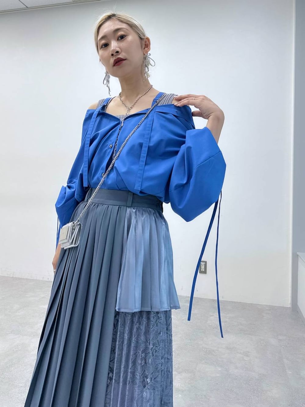 「個性派、モテ、きれいめ、カラーコーデ_HARE、HARE、体型カバー、着痩せ・細見え、モード、結婚式2次会、休日コーデ、デート/ロマンティック、秋コーデ、女子会、ロングスカート、シャツ」｜「HAREのメタルヒールメッシュブーサン(HARE)（サンダル、ブラック系）」を使った、hare_usamiさん（骨格ウェーブ・レディース・158cm）の春コーディネートの4枚目の写真