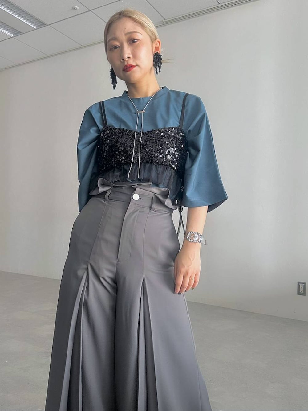「体型カバー、着痩せ・細見え、モード、結婚式2次会、休日コーデ、デート/ロマンティック、秋コーデ、女子会、個性派、モテ、きれいめ、カラーコーデ_HARE、HARE、ワイドパンツ、Tシャツ」｜「HAREのメタルヒールメッシュブーサン(HARE)（サンダル、ブラック系）」を使った、hare_usamiさん（骨格ウェーブ・レディース・158cm）の春コーディネートの3枚目の写真