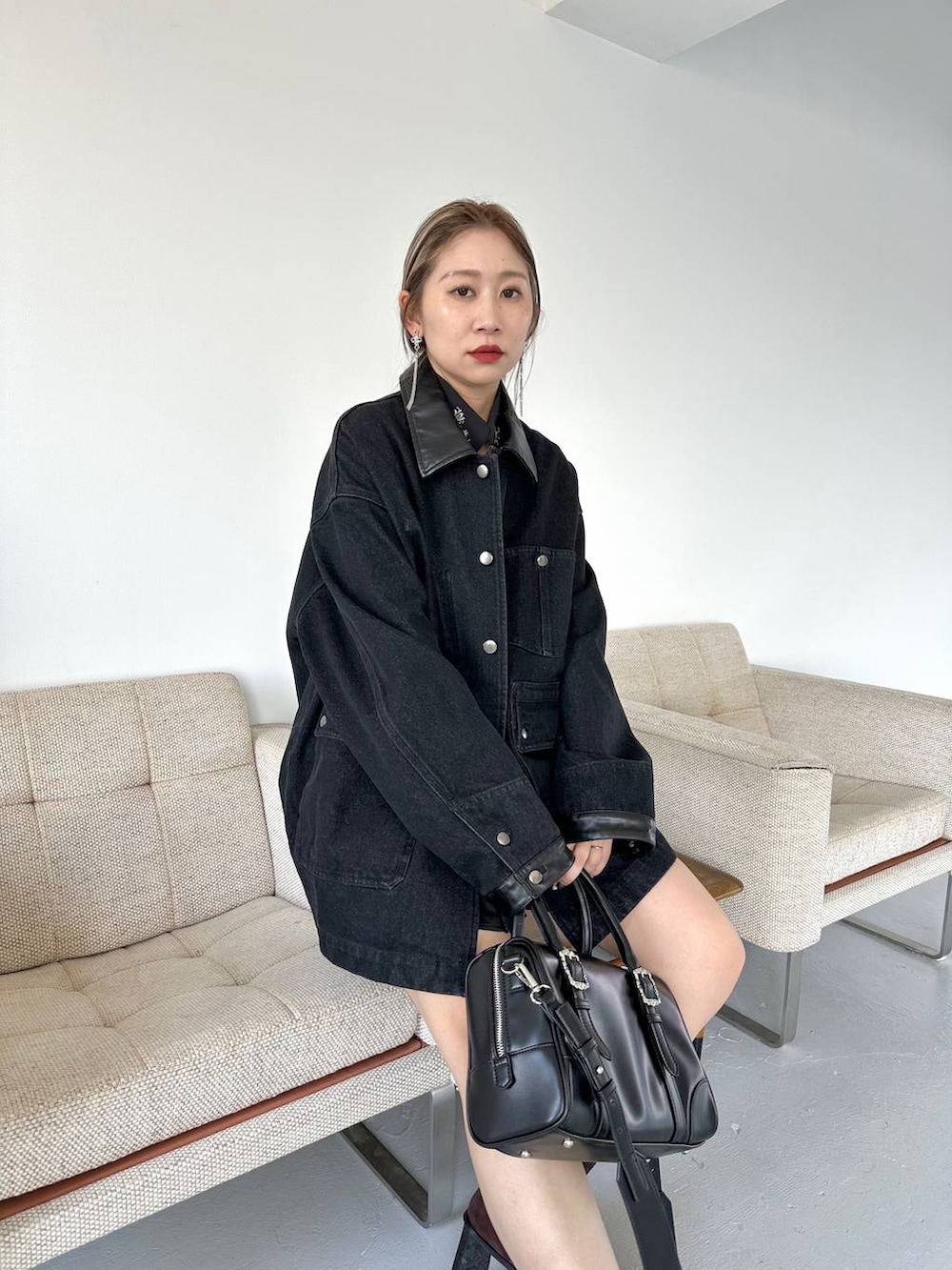 「デニムジャケット、きれいめ、着痩せ・細見え、モード、結婚式2次会、休日コーデ、デート/ロマンティック、秋コーデ、女子会、個性派、モテ、HARE、秋冬新作」｜「HAREのヴィンテージボストンバッグ(HARE)（ボストンバッグ、ブラック系）」を使った、hare_usamiさん（レディース・158cm）の夏コーディネートの3枚目の写真