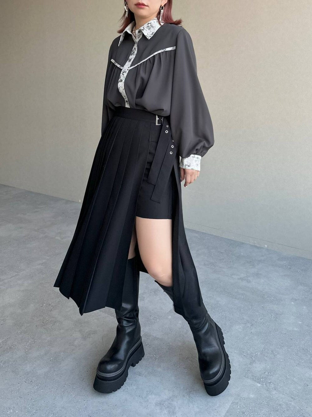 ブラック系のブーツ、グレー系のシャツ/ブラウス、ブラック系のスカートを着用したレディースの冬コーディネートの5枚目の写真