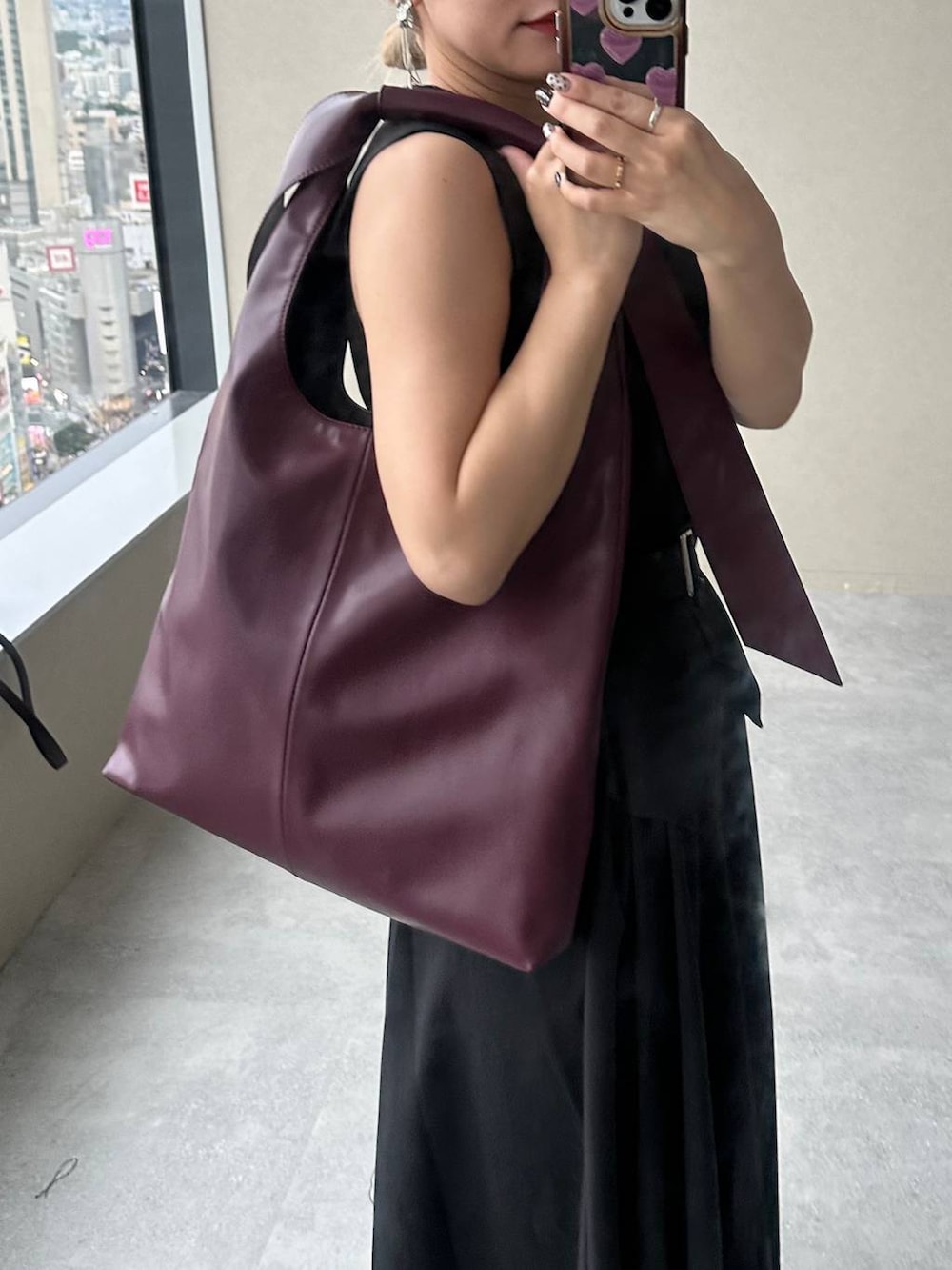 「きれいめ、着痩せ・細見え、モード、結婚式2次会、休日コーデ、デート/ロマンティック、夏コーデ、女子会、個性派、モテ、カラーコーデ_HARE、HARE、トートバッグ」｜「HAREのシンセティックレザーショッパートートバッグ(HARE)（トートバッグ、レッド系）」を使った、hare_usamiさん（レディース・158cm）の夏コーディネートの3枚目の写真