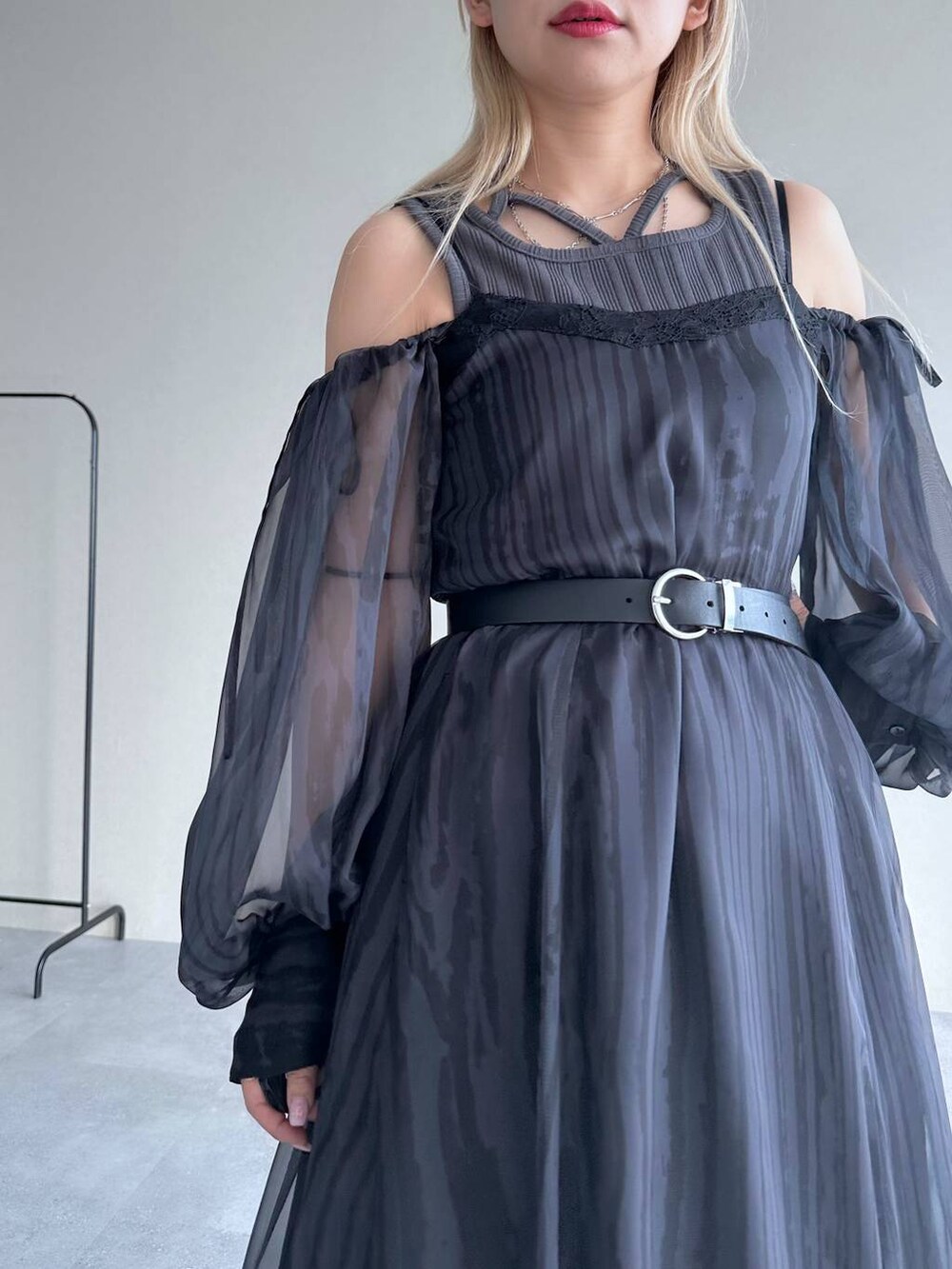 「きれいめ、着痩せ・細見え、モード、結婚式2次会、休日コーデ、デート/ロマンティック、夏コーデ、女子会、個性派、モテ、カラーコーデ_HARE、HARE、ワンピース、デニムパンツ」｜「HAREのストリングデザインタンクトップ(HARE)（タンクトップ、グレー系）」を使った、hare_usamiさん（レディース・158cm）の夏コーディネートの5枚目の写真