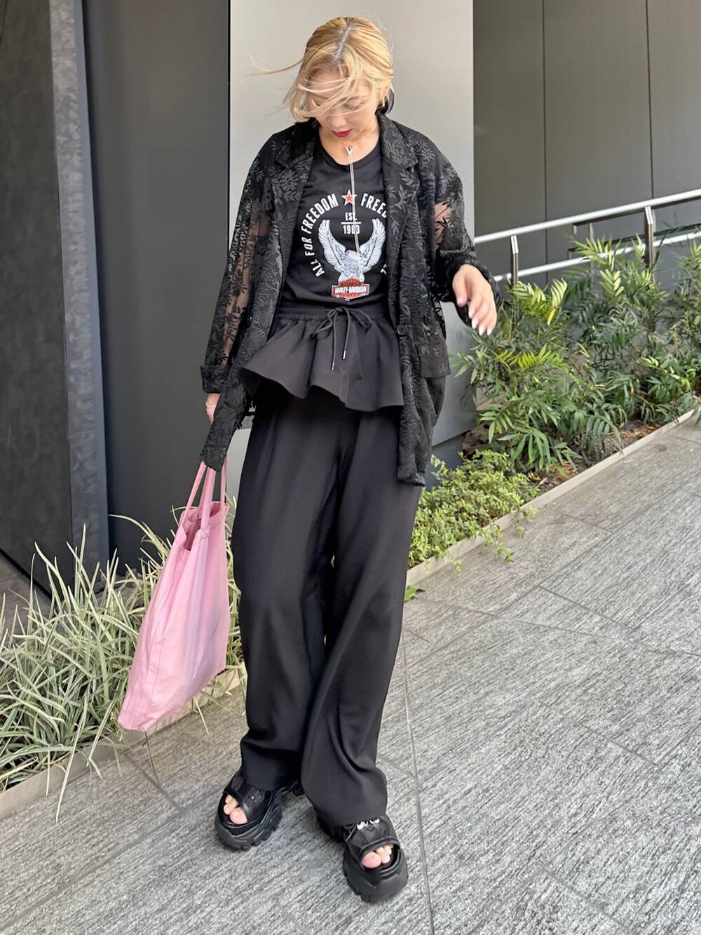 「きれいめ、着痩せ・細見え、モード、結婚式2次会、休日コーデ、デート/ロマンティック、夏コーデ、女子会、個性派、モテ、カラーコーデ_HARE、HARE、ワイドパンツ、ジャケット」｜「HAREのラメメッシュスニーカーサンダル(HARE)（サンダル、ブラック系）」を使った、hare_usamiさん（レディース・158cm）の夏コーディネートの3枚目の写真