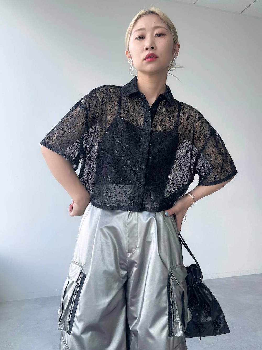 「シャツ、ワイドパンツ、シャツスタイル、体型カバー、着痩せ・細見え、モード、結婚式2次会、休日コーデ、デート/ロマンティック、夏コーデ、女子会、個性派、モテ、きれいめ、カラーコーデ_HARE」｜「HAREのガラソールチャンキーパンプス(HARE)（パンプス、グレー系）」を使った、hare_usamiさん（骨格ウェーブ・レディース・158cm）の夏コーディネートの3枚目の写真