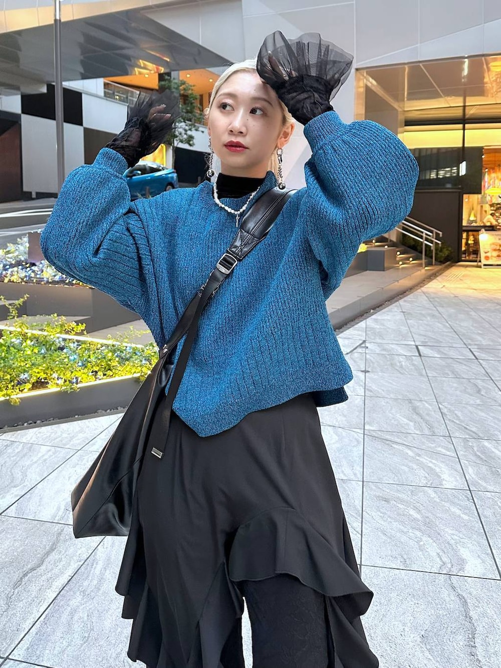 ブラック系のTシャツ/カットソー、ブラック系のブーツ、ブラック系のショルダーバッグを着用したレディースの冬コーディネートの5枚目の写真