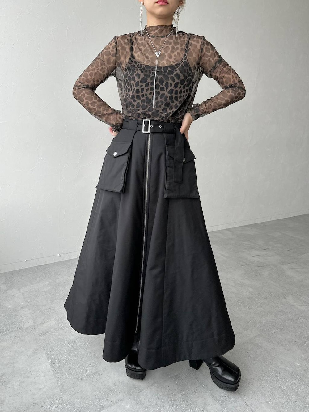 ブラウン系のTシャツ/カットソー、グレー系のテーラードジャケット、グレー系のブーツを着用したレディースの秋コーディネートの6枚目の写真