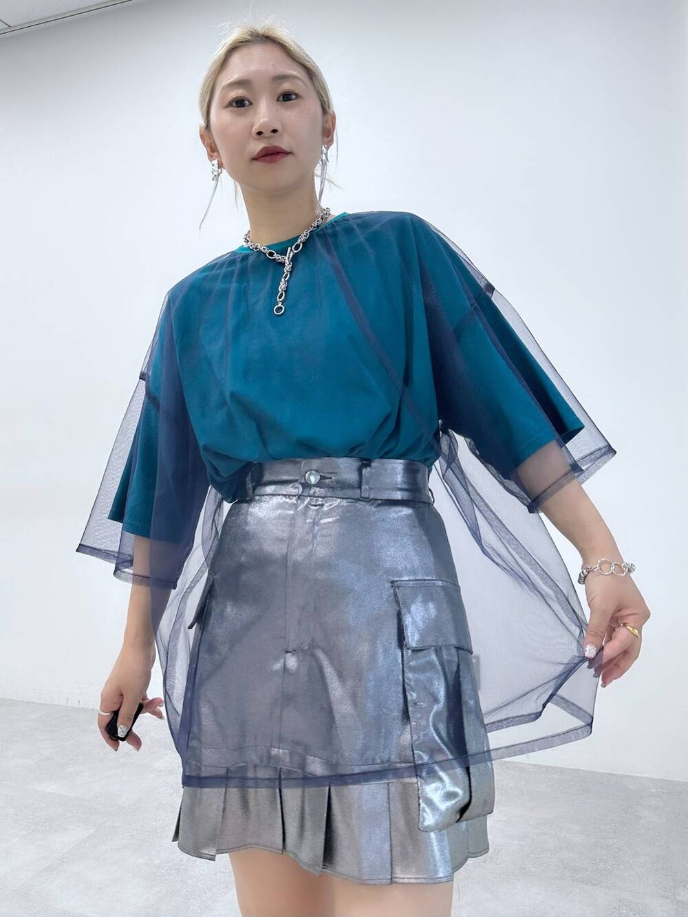「体型カバー、着痩せ・細見え、モード、結婚式2次会、休日コーデ、デート/ロマンティック、ショートパンツ、Tシャツ、ブーツ、個性派、モテ、きれいめ、カラーコーデ_HARE、HARE、秋コーデ」｜「HAREのメタルヒールメッシュブーサン(HARE)（サンダル、ブラック系）」を使った、hare_usamiさん（骨格ウェーブ・レディース・158cm）の春コーディネートの4枚目の写真