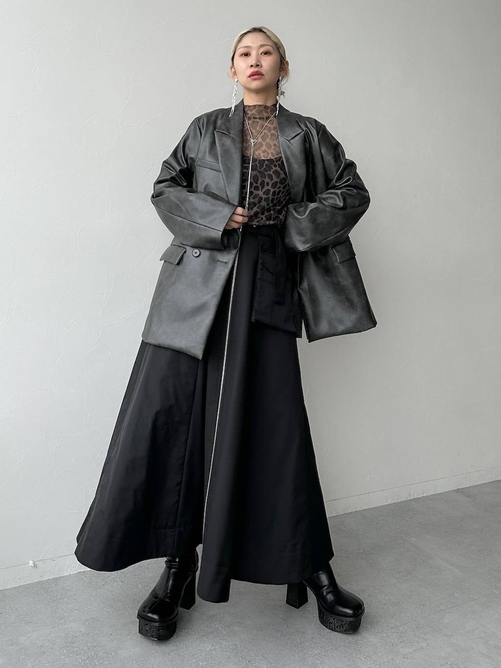 ブラウン系のTシャツ/カットソー、グレー系のテーラードジャケット、グレー系のブーツを着用したレディースの秋コーディネートの9枚目の写真