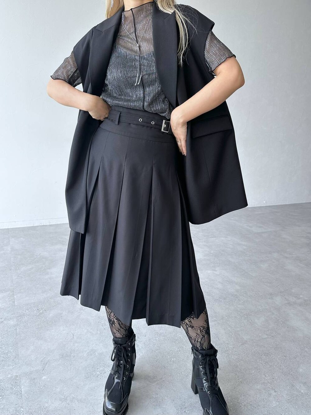 「体型カバー、着痩せ・細見え、モード、結婚式2次会、休日コーデ、デート/ロマンティック、夏コーデ、女子会、個性派、モテ、きれいめ、カラーコーデ_HARE、HARE、ベスト、Tシャツ」｜「HAREのラメシアーモックネックトップス(HARE)（Tシャツ/カットソー、ブラック系）」を使った、hare_usamiさん（骨格ウェーブ・レディース・158cm）の夏コーディネートの8枚目の写真