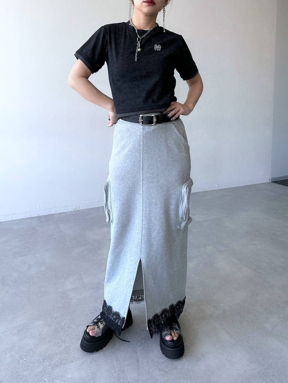「体型カバー、着痩せ・細見え、モード、結婚式2次会、休日コーデ、デート/ロマンティック、春コーデ、女子会、個性派、モテ、きれいめ、カラーコーデ_HARE、HARE、スカート、Tシャツ」｜「HAREのデザインレースアップブーサン(HARE)（サンダル、シルバー系）」を使った、hare_usamiさん（レディース・158cm）の春コーディネートの8枚目の写真