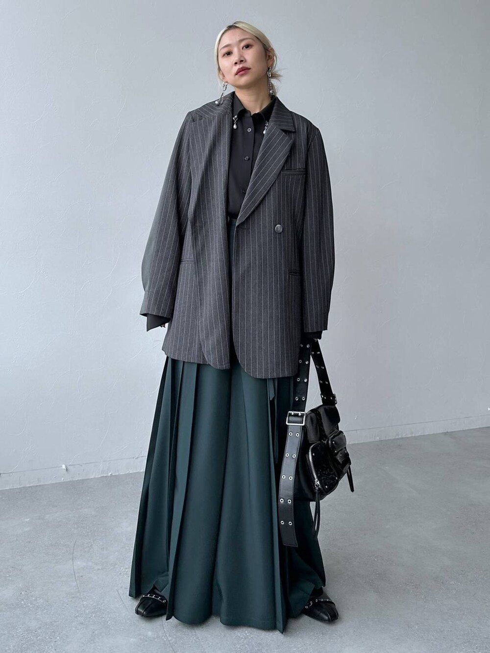 ブラック系のバレエシューズ、ブラック系のショルダーバッグ、グリーン系のその他パンツを着用したレディースの秋コーディネートの9枚目の写真