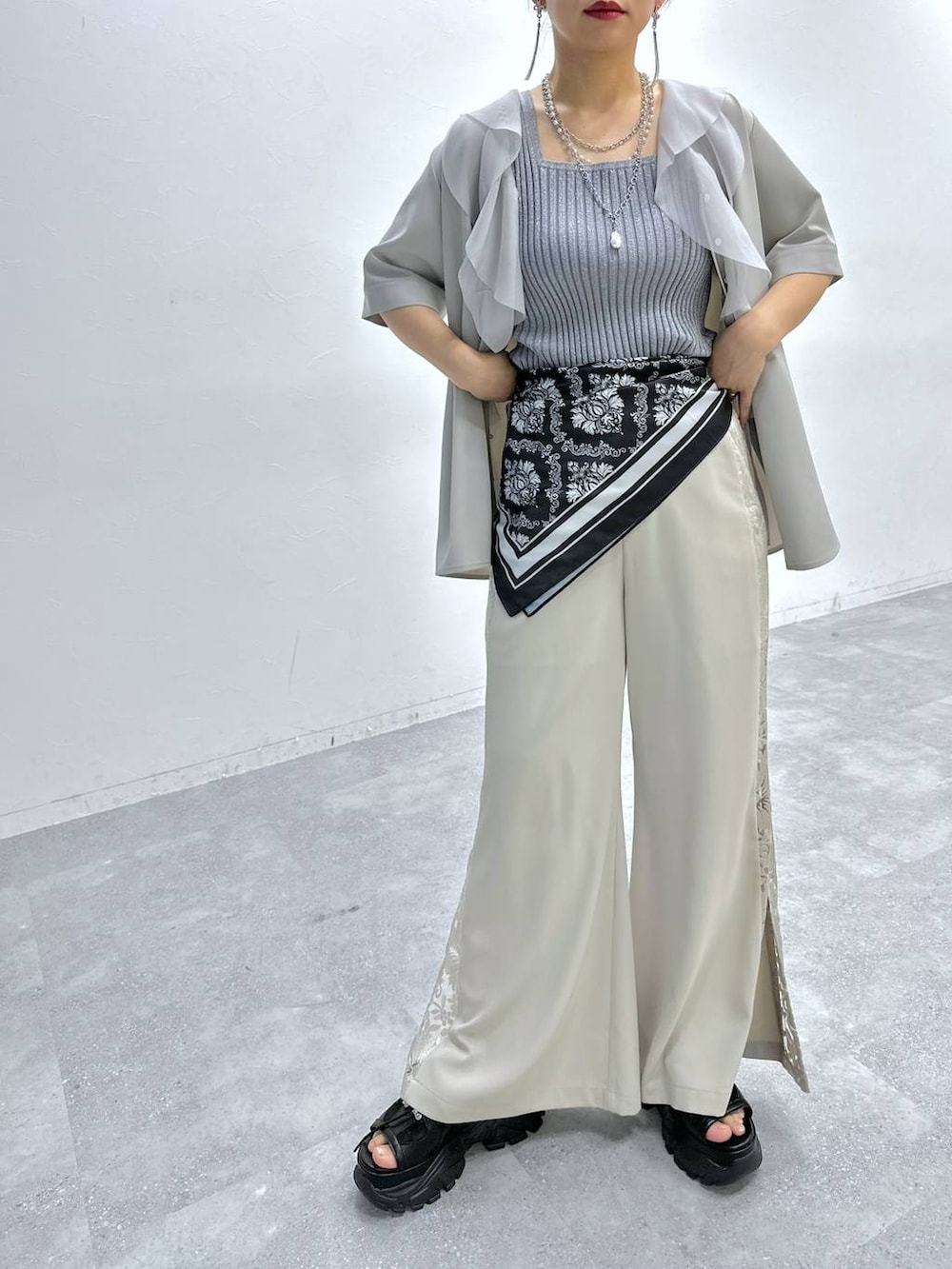 「きれいめ、着痩せ・細見え、モード、結婚式2次会、休日コーデ、デート/ロマンティック、夏コーデ、女子会、個性派、モテ、カラーコーデ_HARE、HARE、シャツ、ワントーン」｜「HAREの2WAYスクエアラメニットタンクトップ(HARE)（タンクトップ、グレー系）」を使った、hare_usamiさん（レディース・158cm）の夏コーディネートの6枚目の写真