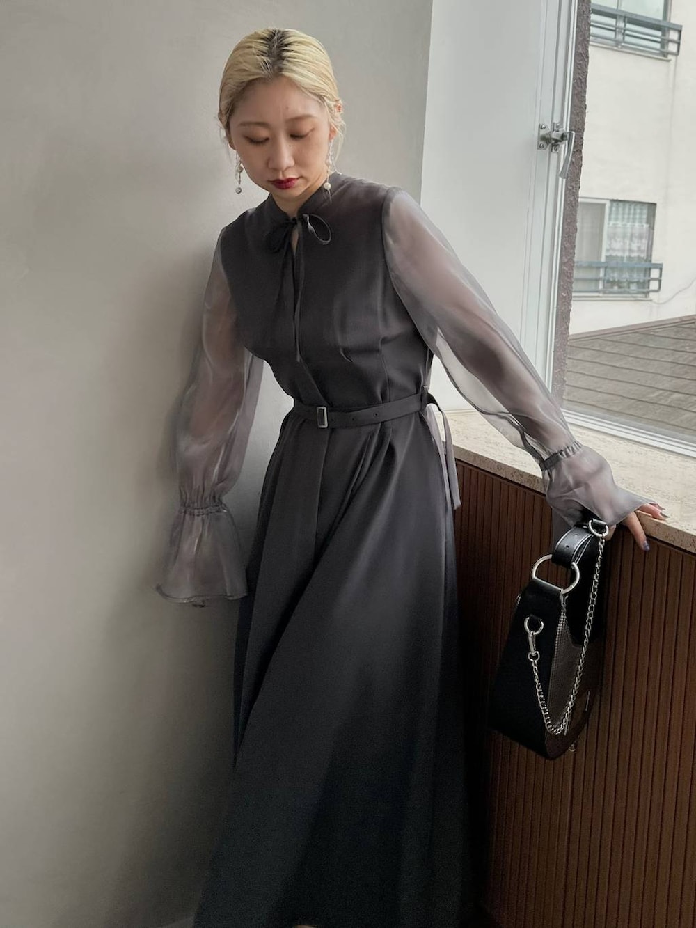 「体型カバー、着痩せ・細見え、HARE、モード、結婚式2次会、休日コーデ、デート/ロマンティック、秋コーデ、女子会、個性派、モテ、きれいめ、カラーコーデ_HARE、ワンピース、パンプス」｜「HAREのムーンガタミニバッグ(HARE)（ハンドバッグ、シルバー系）」を使った、hare_usamiさん（骨格ウェーブ・レディース・158cm）の秋コーディネートの4枚目の写真