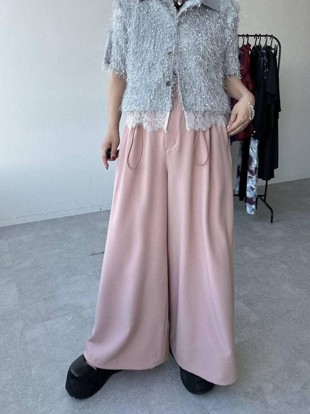 「きれいめ、着痩せ・細見え、モード、結婚式2次会、休日コーデ、デート/ロマンティック、春コーデ、女子会、個性派、モテ、カラーコーデ_HARE、HARE、ワイドパンツ、シャツ」｜「HAREのチェーンフリンジイヤリング(HARE)（イヤリング、シルバー系）」を使った、hare_usamiさん（レディース・158cm）の春コーディネートの6枚目の写真