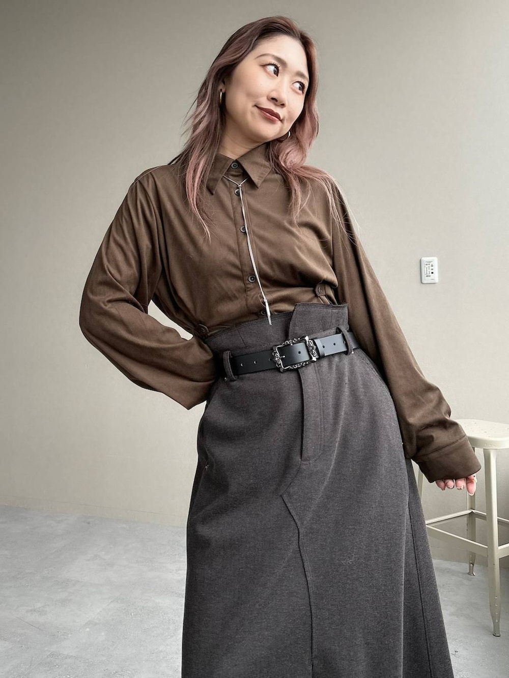 ブラック系のブーツ、ブラウン系のシャツ/ブラウス、グレー系のカーディガン/ボレロを着用したレディースの秋コーディネートの7枚目の写真