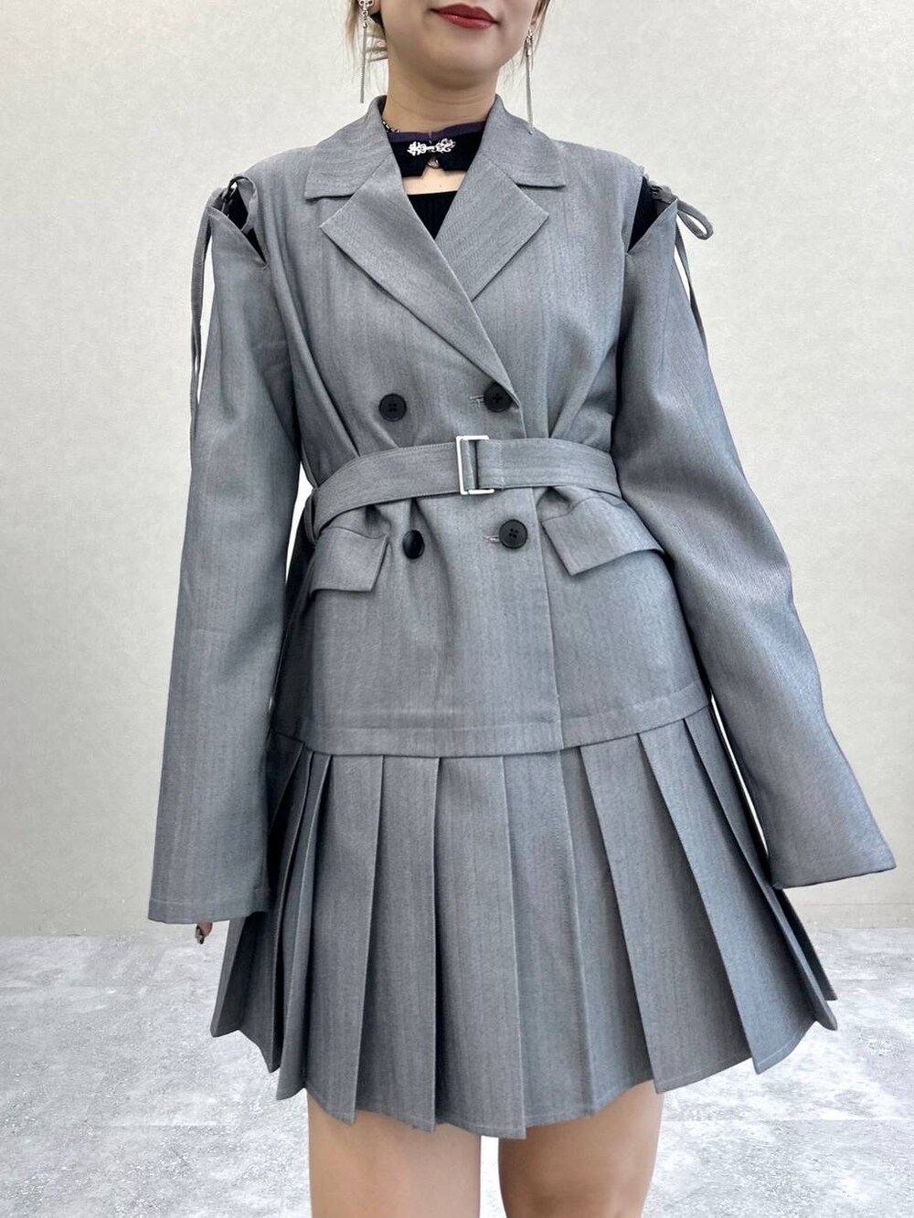 ブラック系のニット/セーター、その他のワンピース、ブラック系のブーツを着用したレディースの秋コーディネートの5枚目の写真