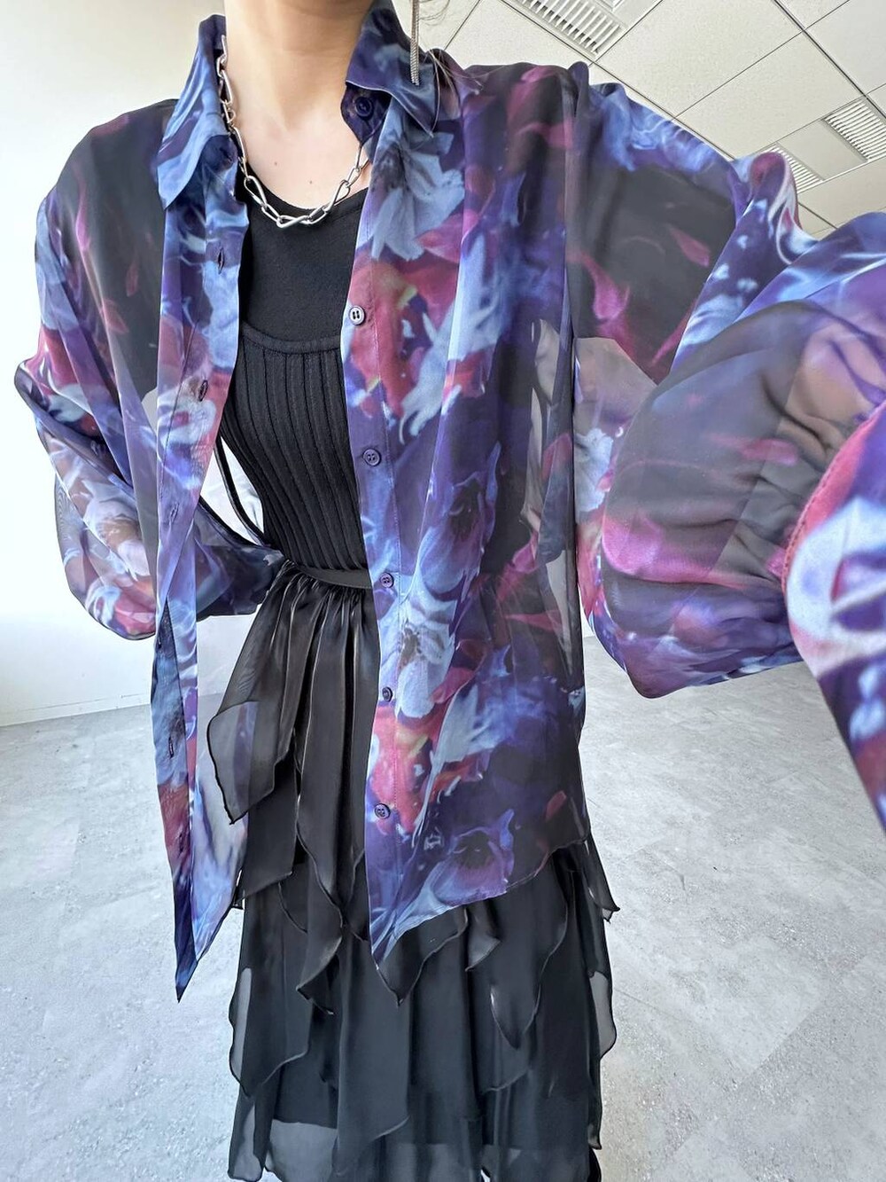 ブラック系のサンダル、ブラック系のニット/セーター、パープル系のシャツ/ブラウスを着用したレディースの春コーディネートの7枚目の写真