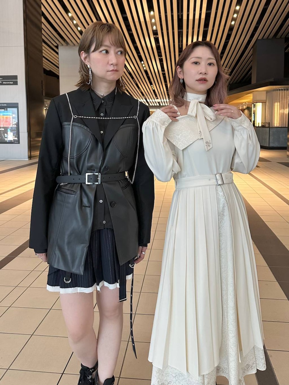 ブラック系のブーツ、ベージュ系のブーツ、ブラック系のベルトを着用したレディースの春コーディネートの3枚目の写真