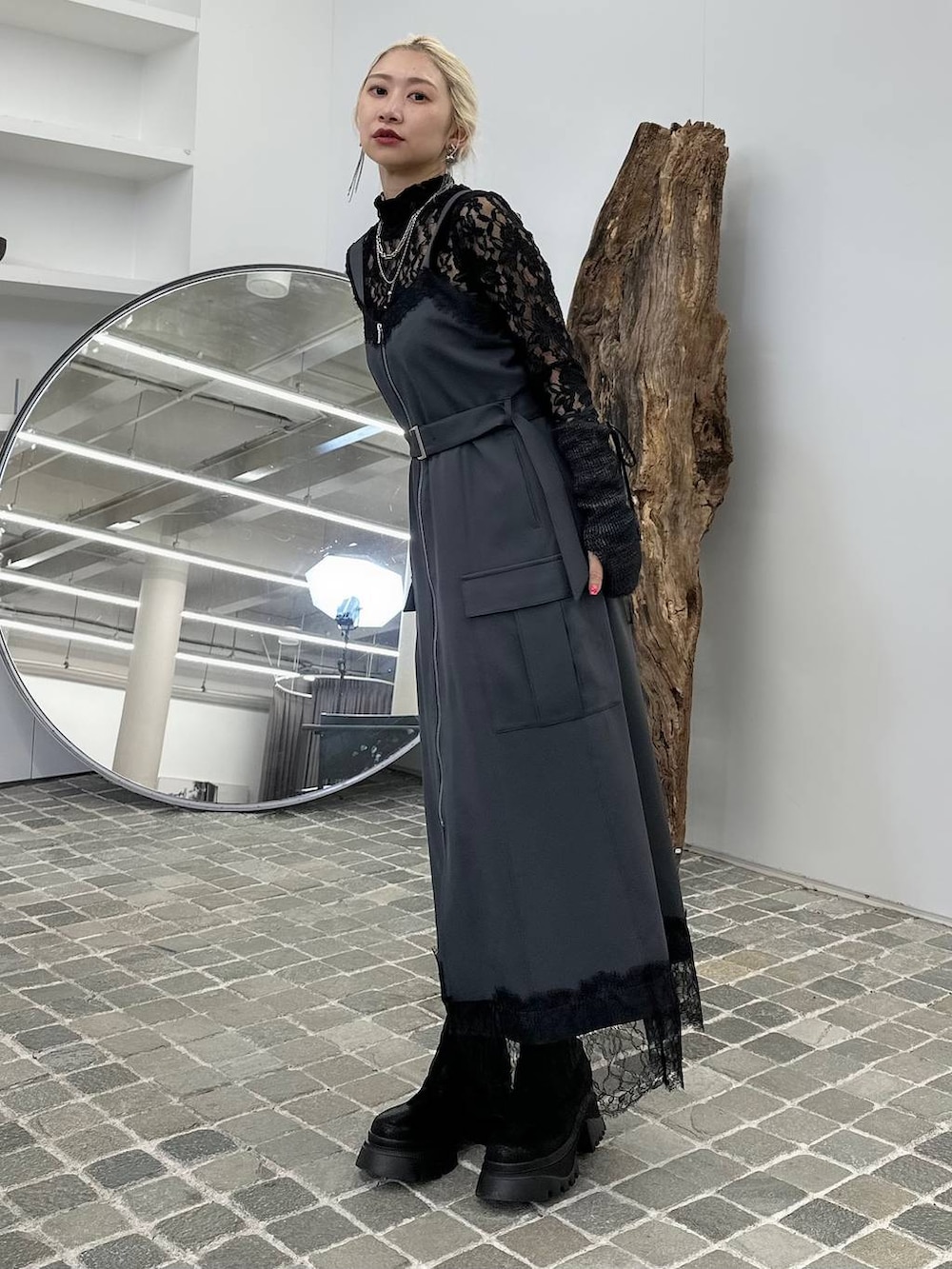 「モテ、きれいめ、カラーコーデ_HARE、HARE、ワンピース、ブーツ、体型カバー、着痩せ・細見え、モード、結婚式2次会、休日コーデ、デート/ロマンティック、秋コーデ、女子会、個性派」｜「HAREのモールレースタイトトップス(HARE)（Tシャツ/カットソー、ブラック系）」を使った、hare_usamiさん（骨格ウェーブ・レディース・158cm）の秋コーディネートの2枚目の写真