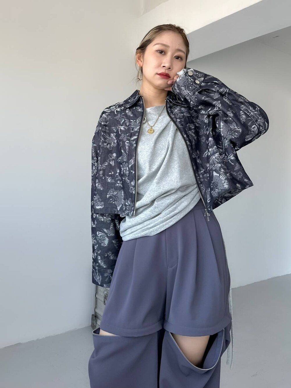 パープル系のカーゴパンツ、グレー系のTシャツ/カットソー、グレー系のブーツを着用したレディースの夏コーディネートの3枚目の写真