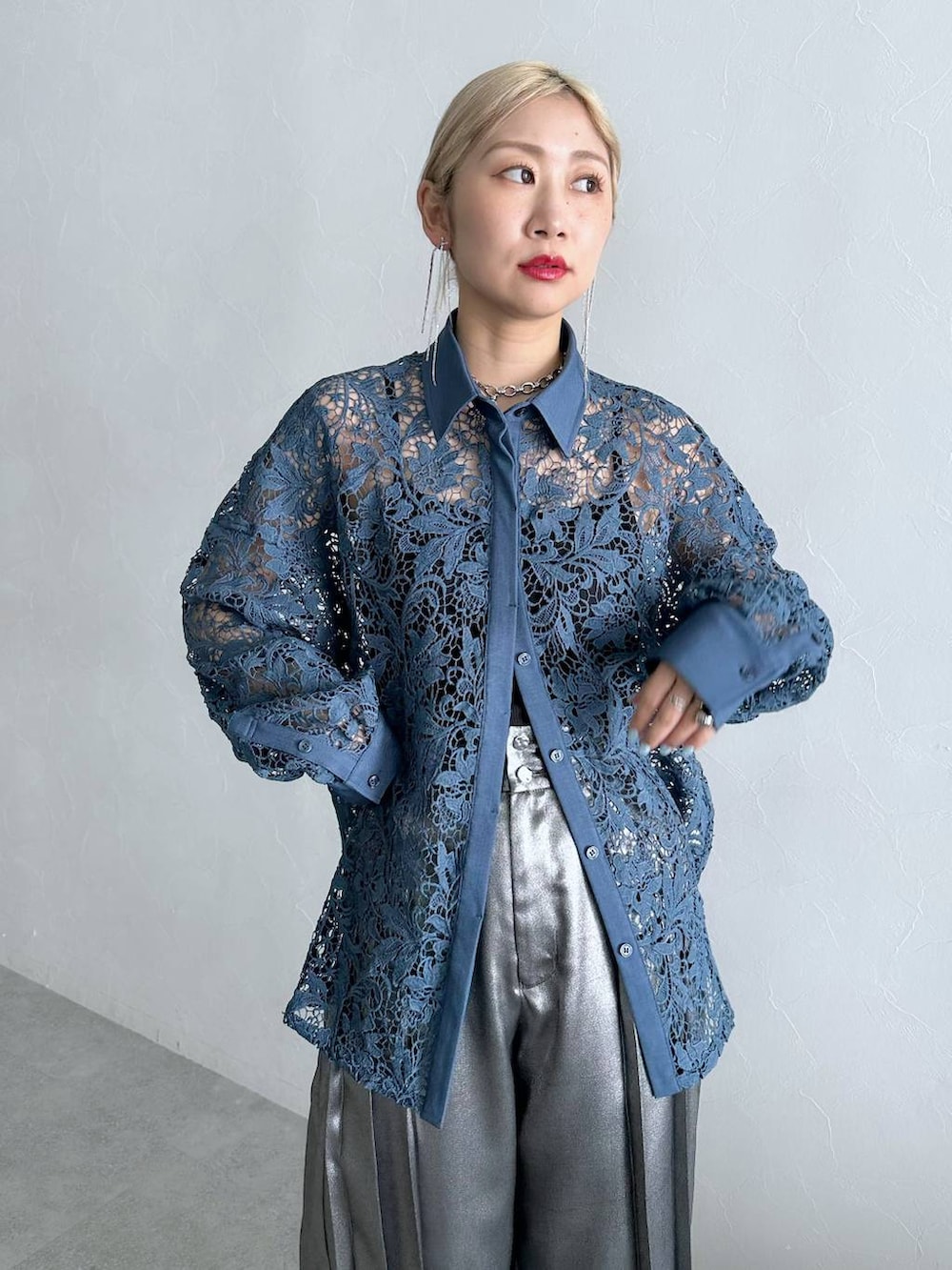 シルバー系のサンダル、シルバー系のその他パンツ、ブルー系のシャツ/ブラウスを着用したレディースの夏コーディネートの5枚目の写真