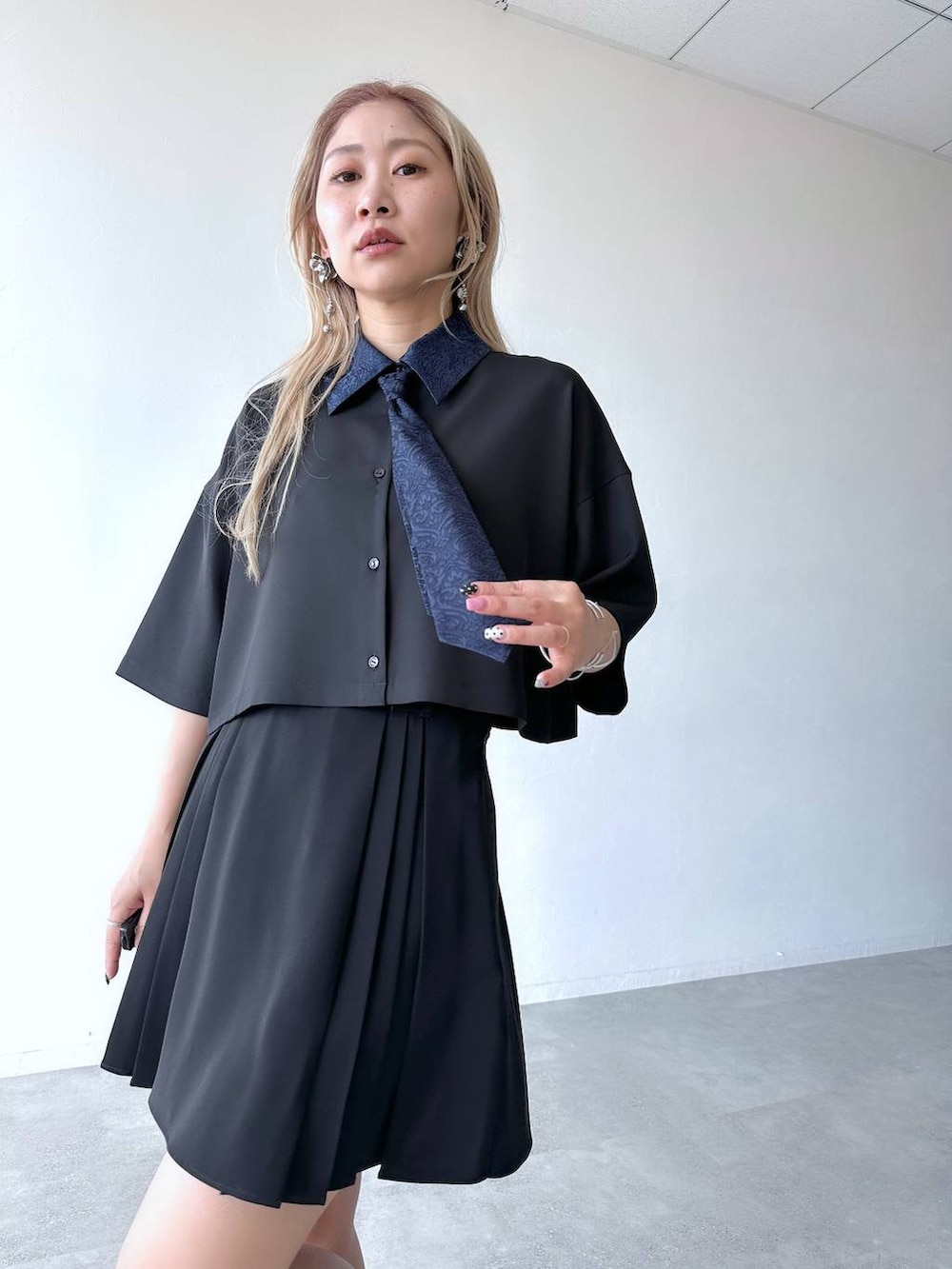 「きれいめ、着痩せ・細見え、モード、結婚式2次会、休日コーデ、デート/ロマンティック、春コーデ、女子会、個性派、モテ、カラーコーデ_HARE、HARE、シャツ、シャツスタイル」｜「HAREのデザインレースアップブーサン(HARE)（サンダル、シルバー系）」を使った、hare_usamiさん（レディース・158cm）の春コーディネートの6枚目の写真