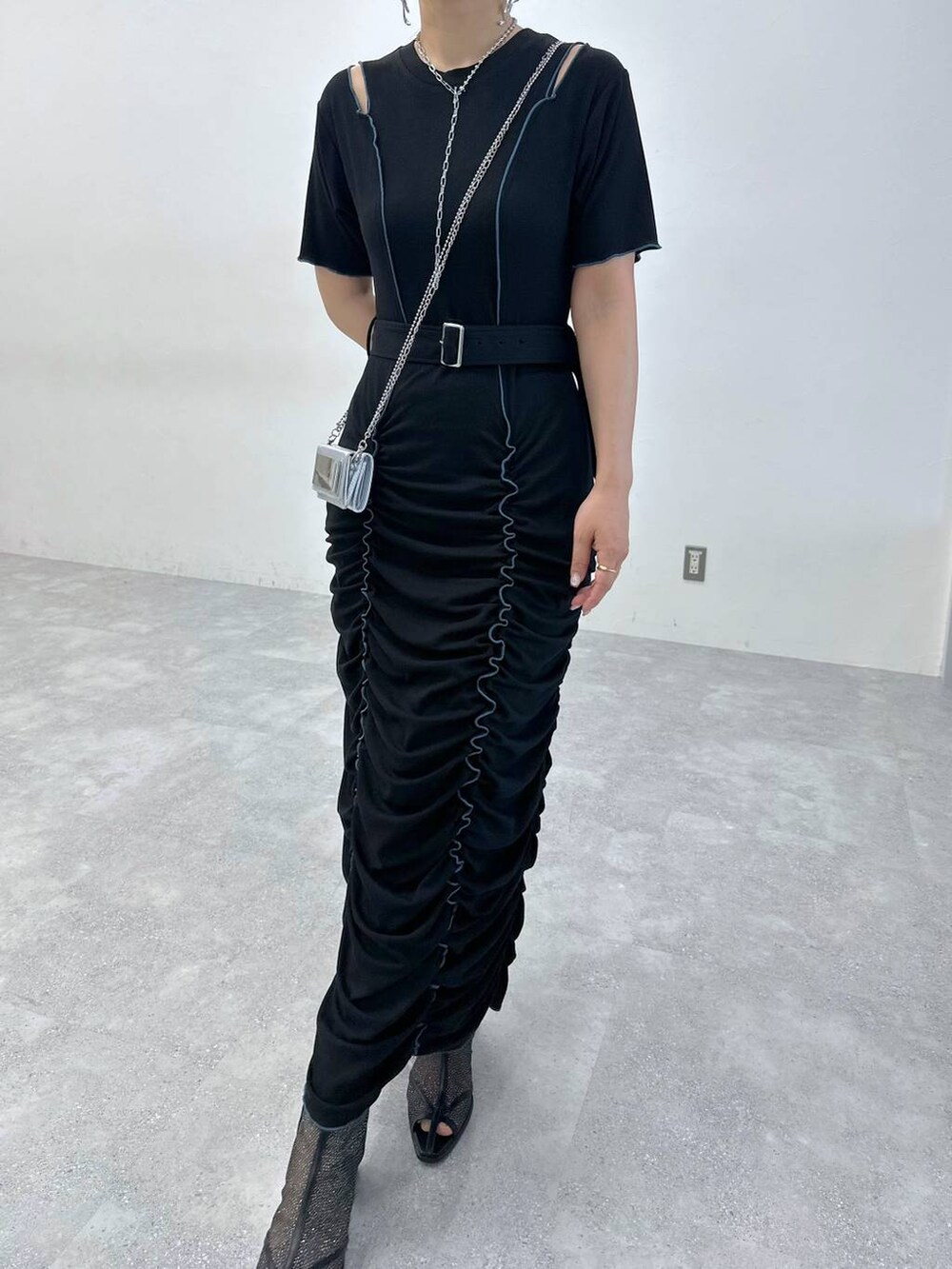 「体型カバー、着痩せ・細見え、モード、結婚式2次会、休日コーデ、デート/ロマンティック、秋コーデ、女子会、個性派、モテ、きれいめ、カラーコーデ_HARE、HARE、ワンピース」｜「HAREのメタルヒールメッシュブーサン(HARE)（サンダル、ブラック系）」を使った、hare_usamiさん（骨格ウェーブ・レディース・158cm）の春コーディネートの4枚目の写真